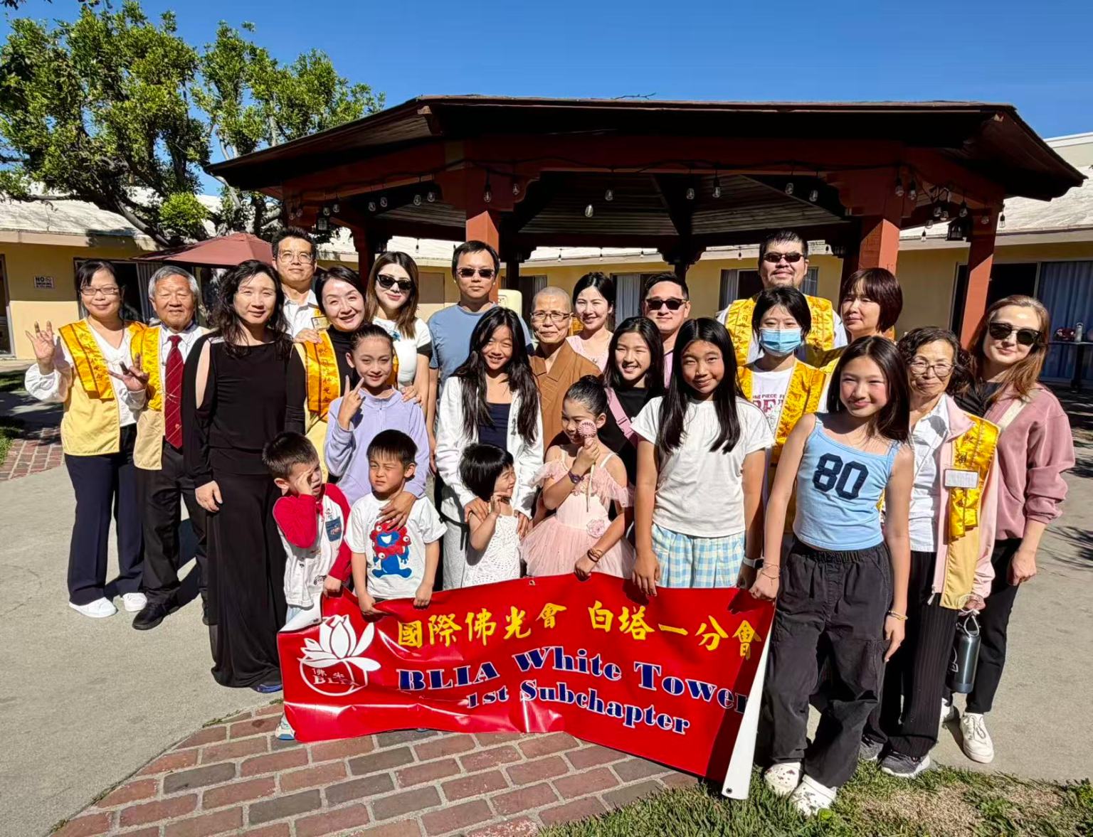 白塔一分會義工與小朋友在 El Monte Convalescent Hospital 合影留念