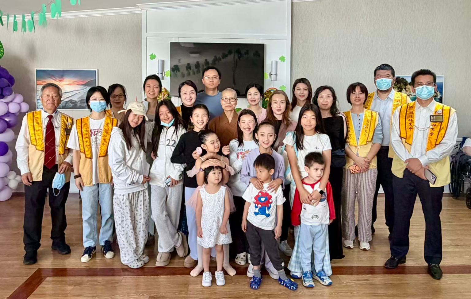 白塔一分會義工與小朋友在 Monterey Park convalescent hospital 合影留念