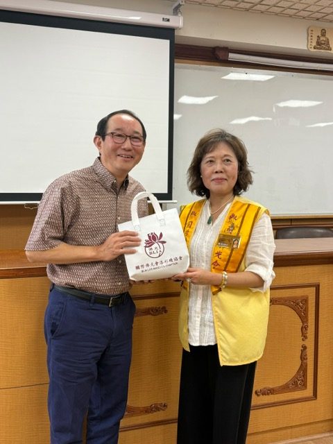 致贈協會結緣品給主講者江華醫師