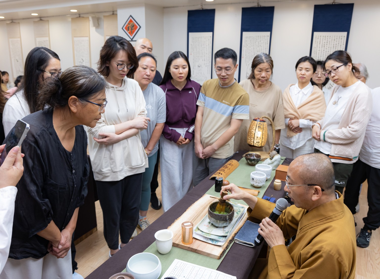 佛光緣美術館西來館主任慧軒法師示範點茶技巧。
