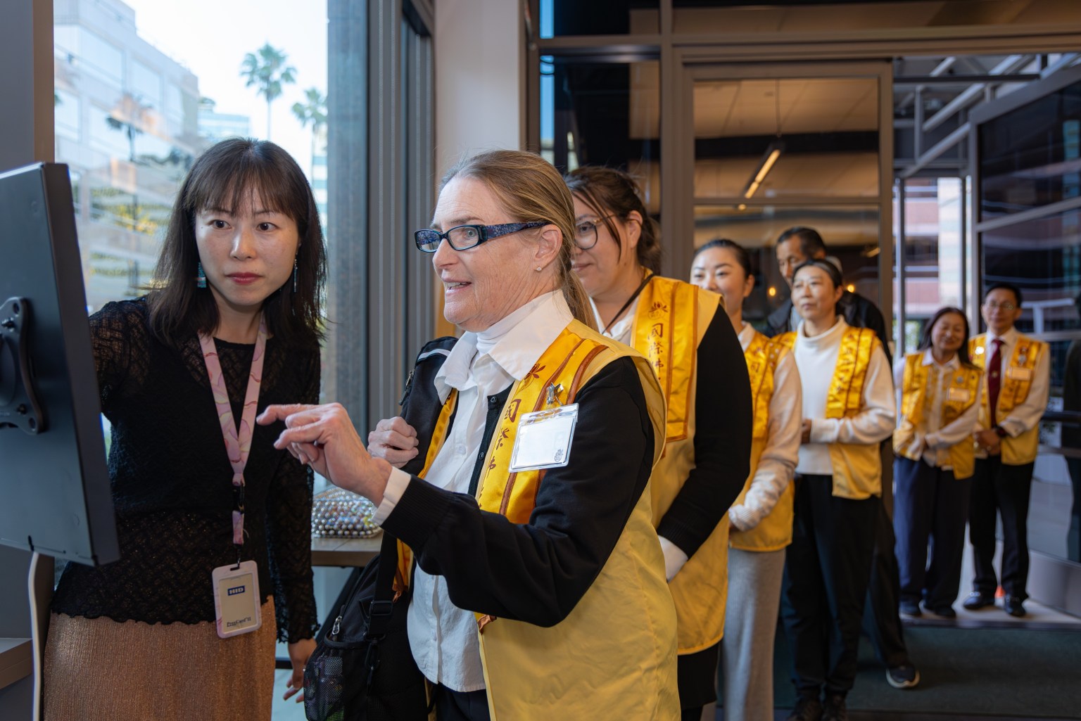 入場前，佛光人排隊進行報到。