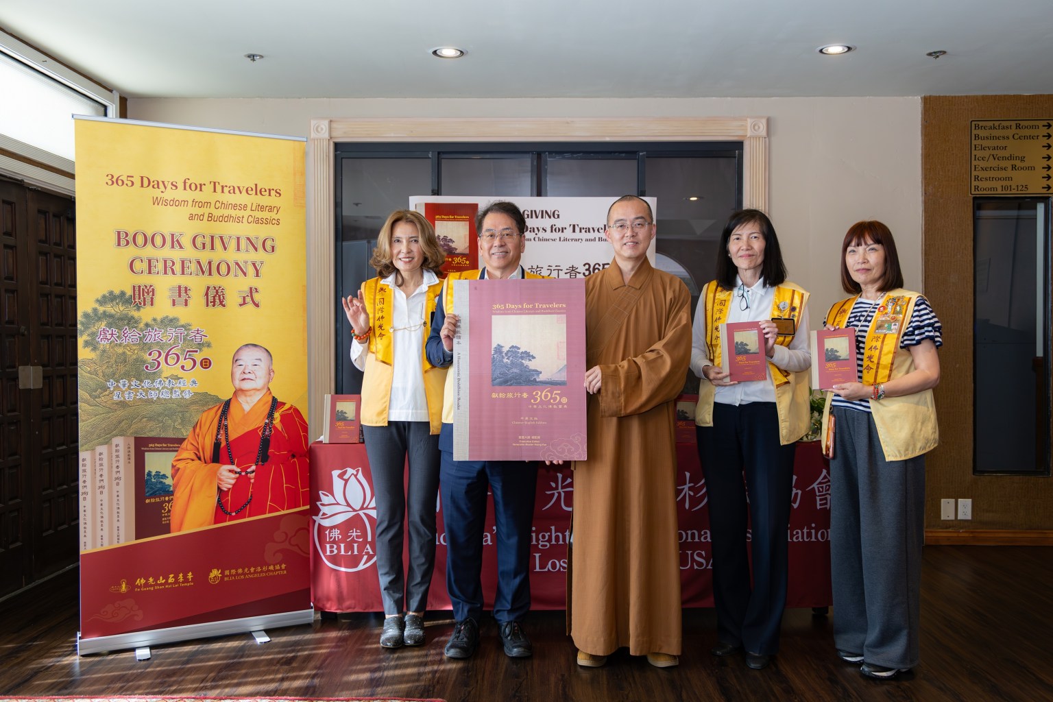 第2場於Best Western Plus進行，致贈《獻給旅行者365日—中華文化佛教寶典》英文版共200本。(左起) 蒙市三分會副會長張平、大洛杉磯旅館公會副會長王亞平、慧東法師、國際佛光會洛杉磯協會會長蔡月琴、蒙市三分會會長李春紅。