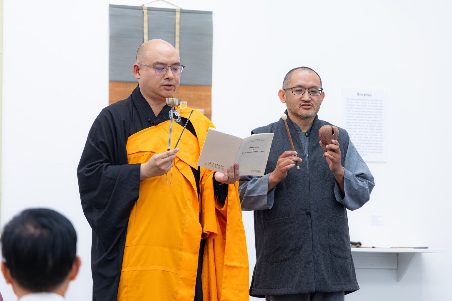 慧澤法師(左)則分享臨濟宗中文與英文《心經》誦持特色，音調抑揚有致，如「海潮音」般流轉，著重彼此呼應與和諧共持的精神。