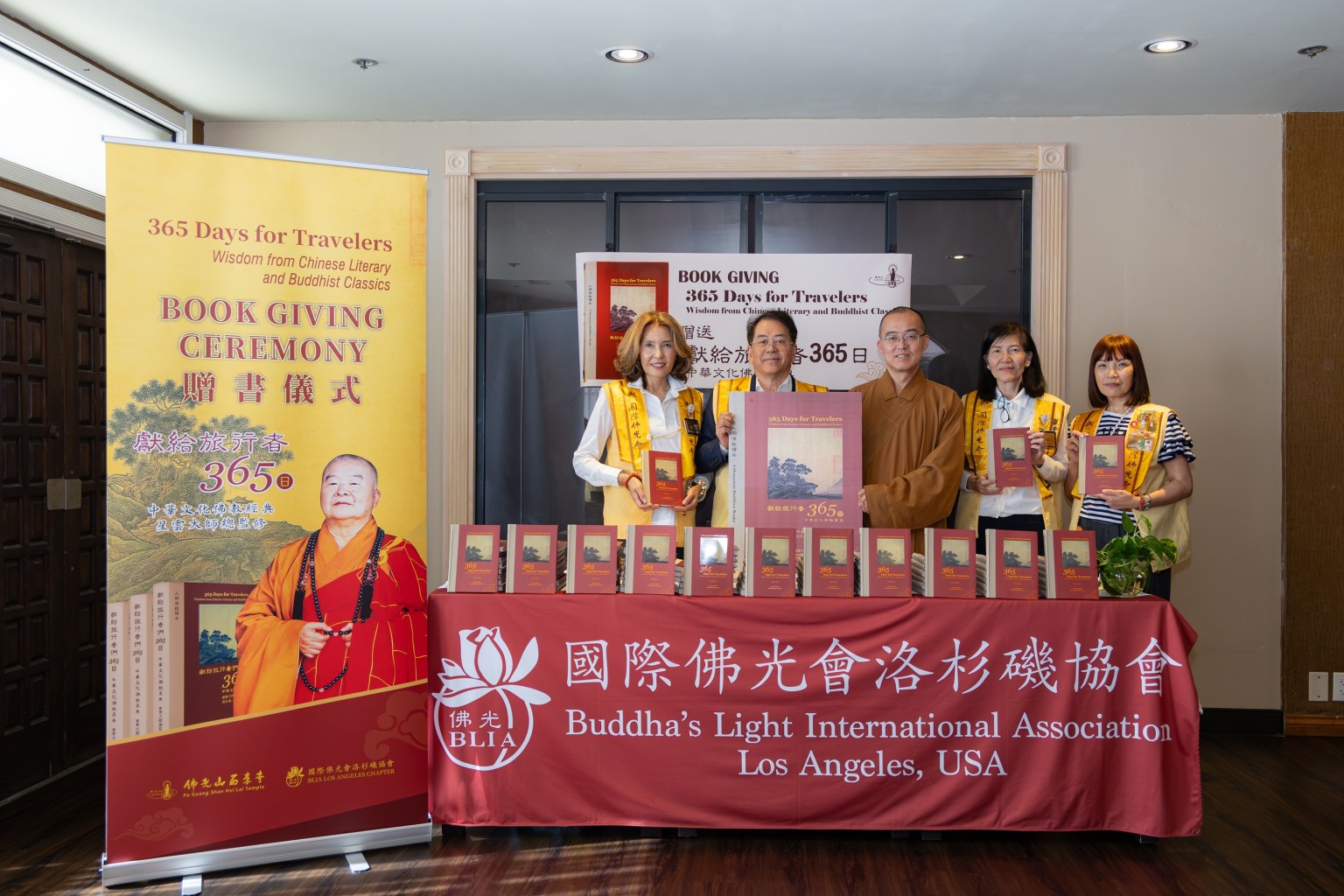 (左起)蒙市三分會副會長張平、大洛杉磯旅館公會副會長王亞平、慧東法師、國際佛光會洛杉磯協會會長蔡月琴、蒙市三分會會長李春紅。