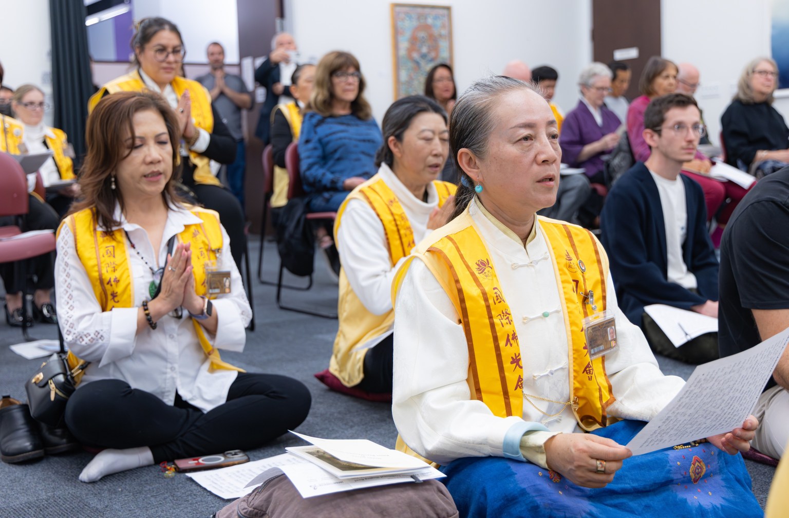 大眾在2位法師帶領下，一同誦持《心經》。