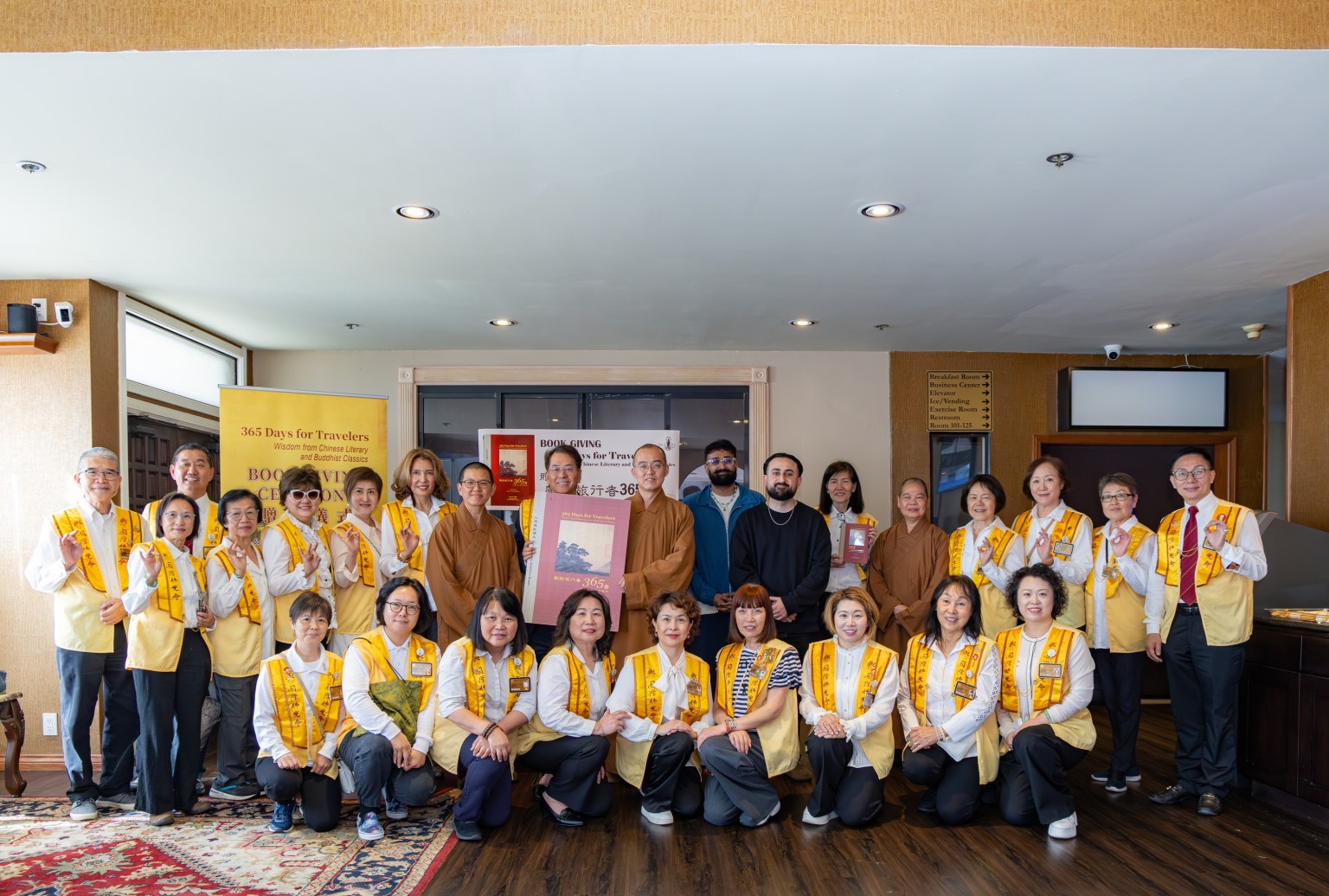 第2場於Best Western Plus進行，致贈《獻給旅行者365日—中華文化佛教寶典》英文版共200本。全體大合影。