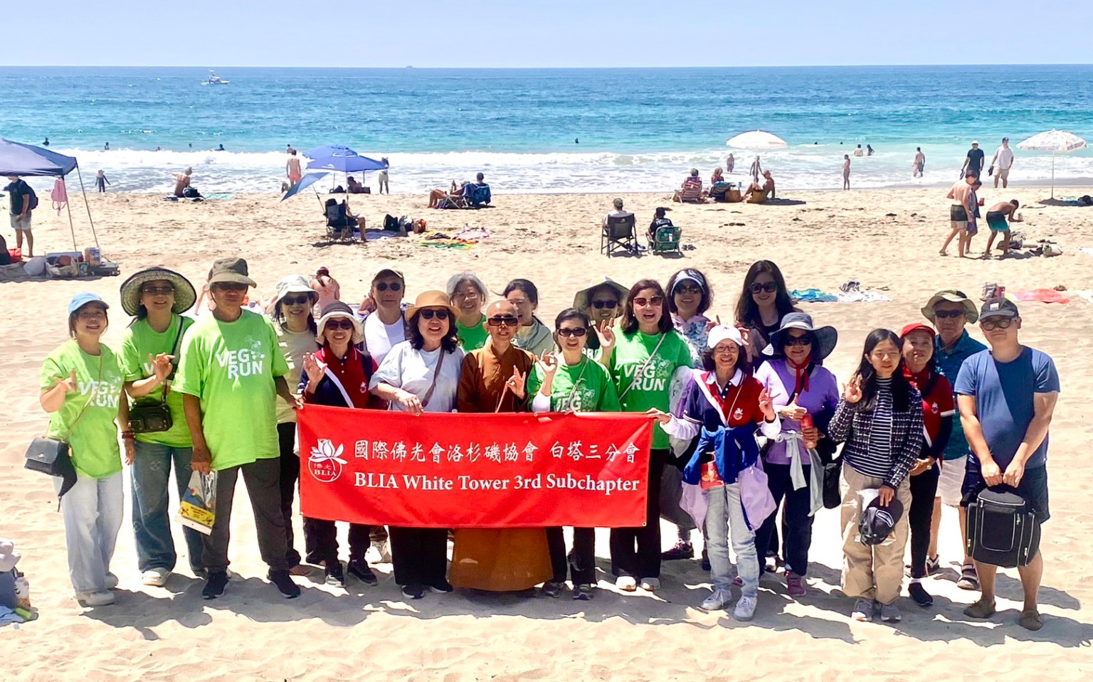 禪修之後，大家在沙灘留影，滿載而歸。