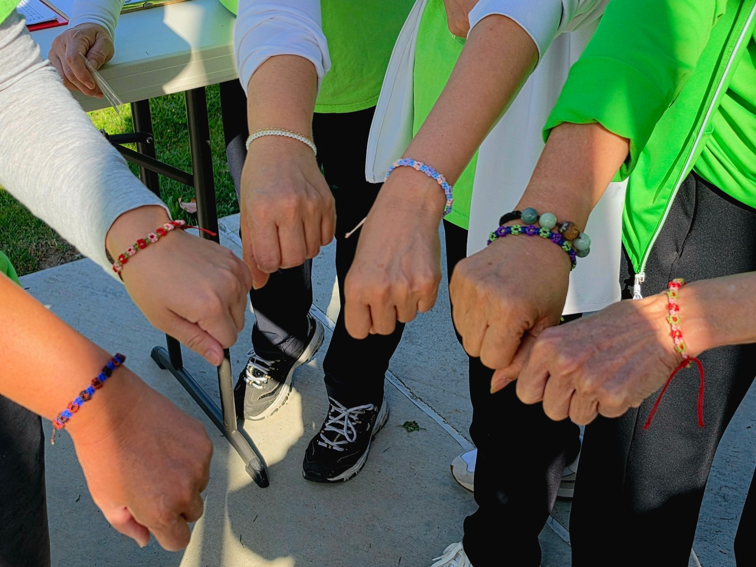 參加健行者都獲得協會精美的手環結緣品