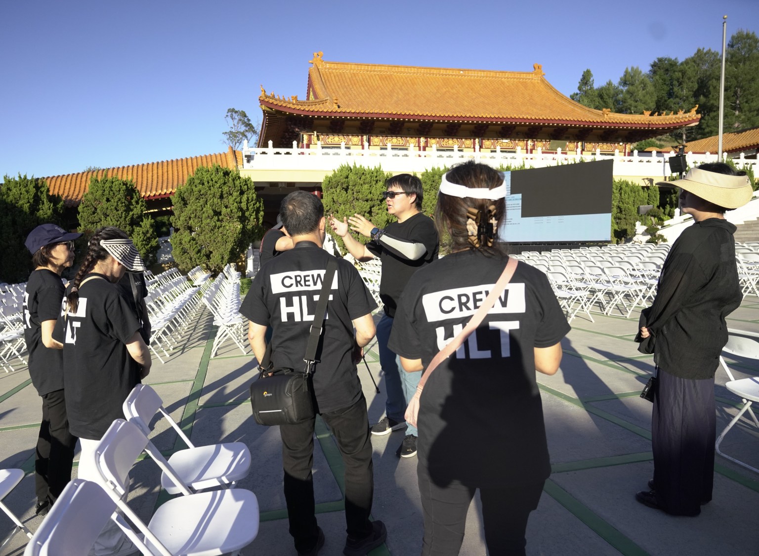 佛光山西來寺321直播攝影學員於3月20日,專注聆聽IT組長陳姮羽(右三)指導,蓄勢待發。(攝影:潘青霞)
