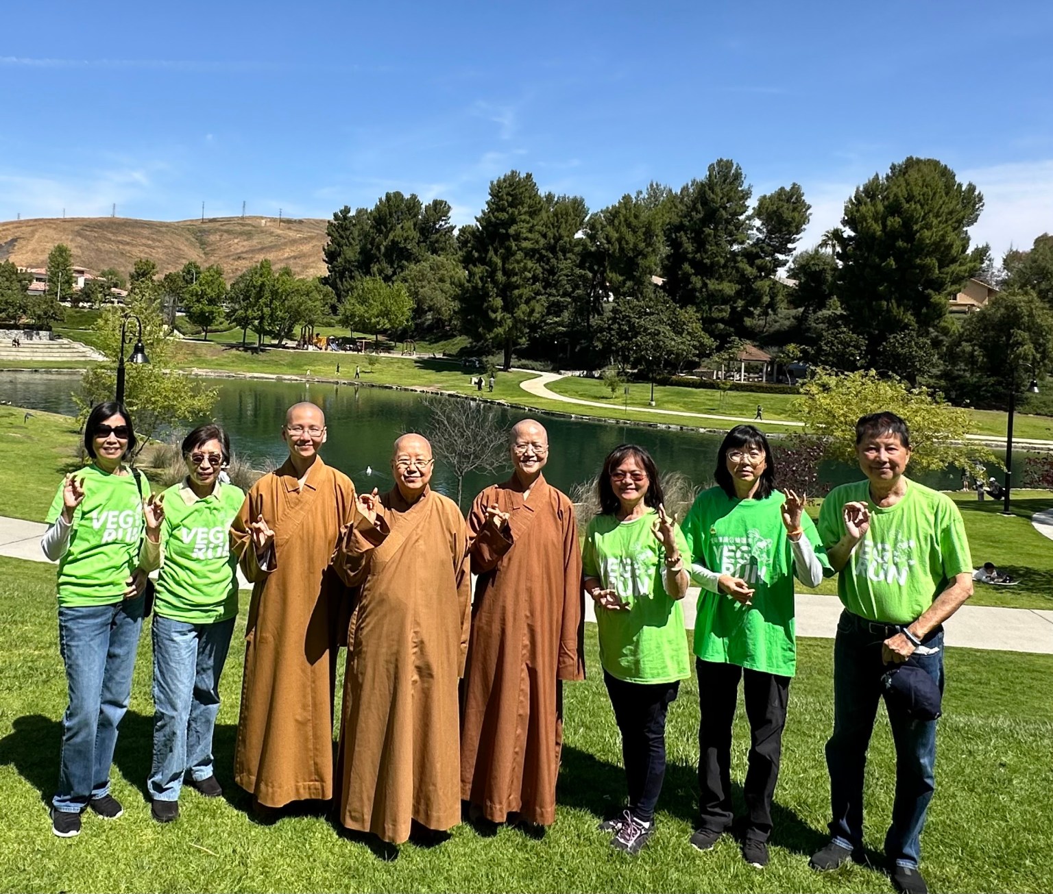 五個分會會長與輔導法師合照