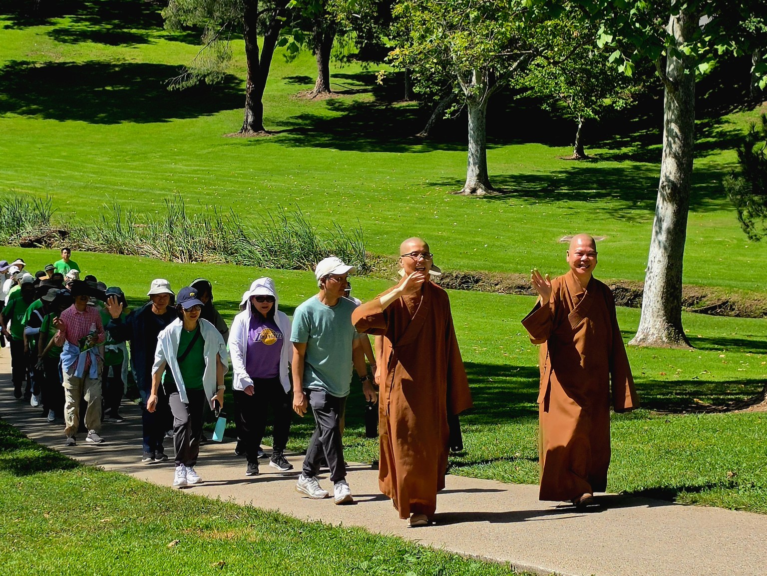 滿光法師與妙忠法師帶領健行隊伍