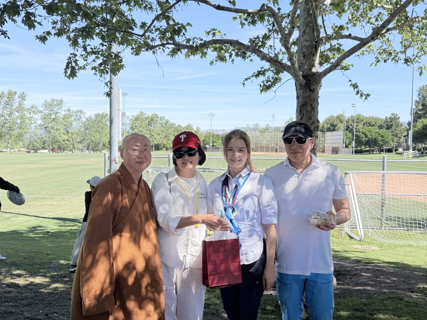覺昭法師和如慈會長贈送禮物給天蜜師姐，感謝她策劃此次活動