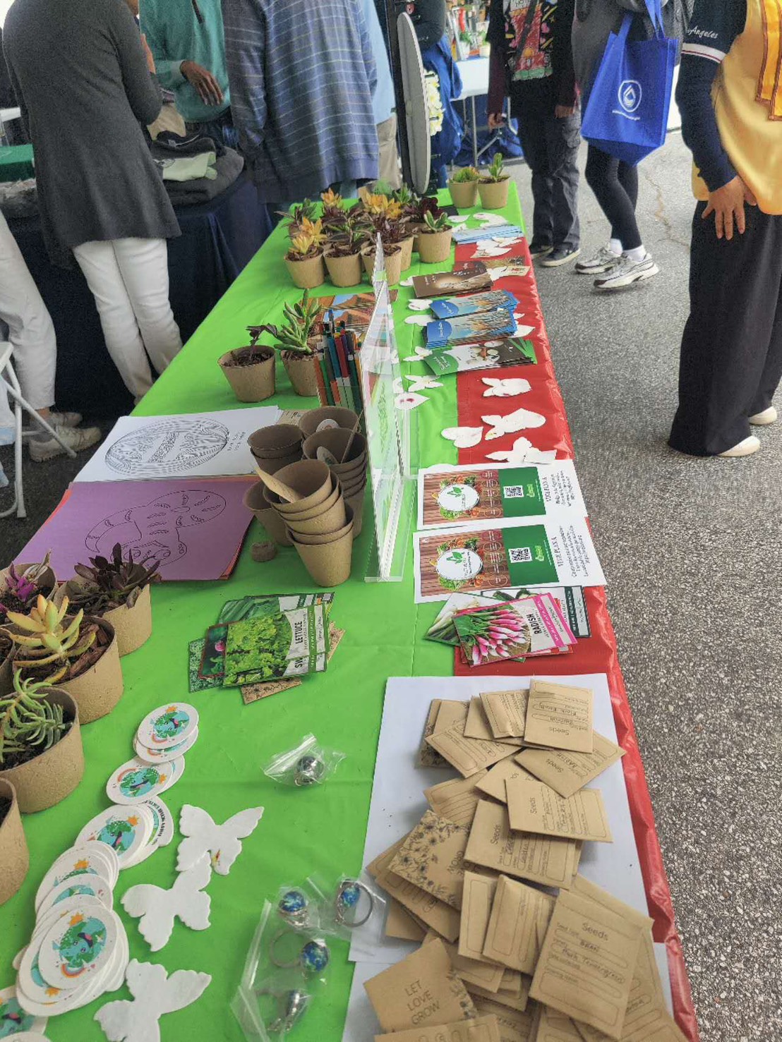 佛光會攤位準備的西來寺的各類文宣手冊、耐旱植物小盆栽、花草種子、迷迭香及薰衣草香袋、鑰匙環等精美結緣品