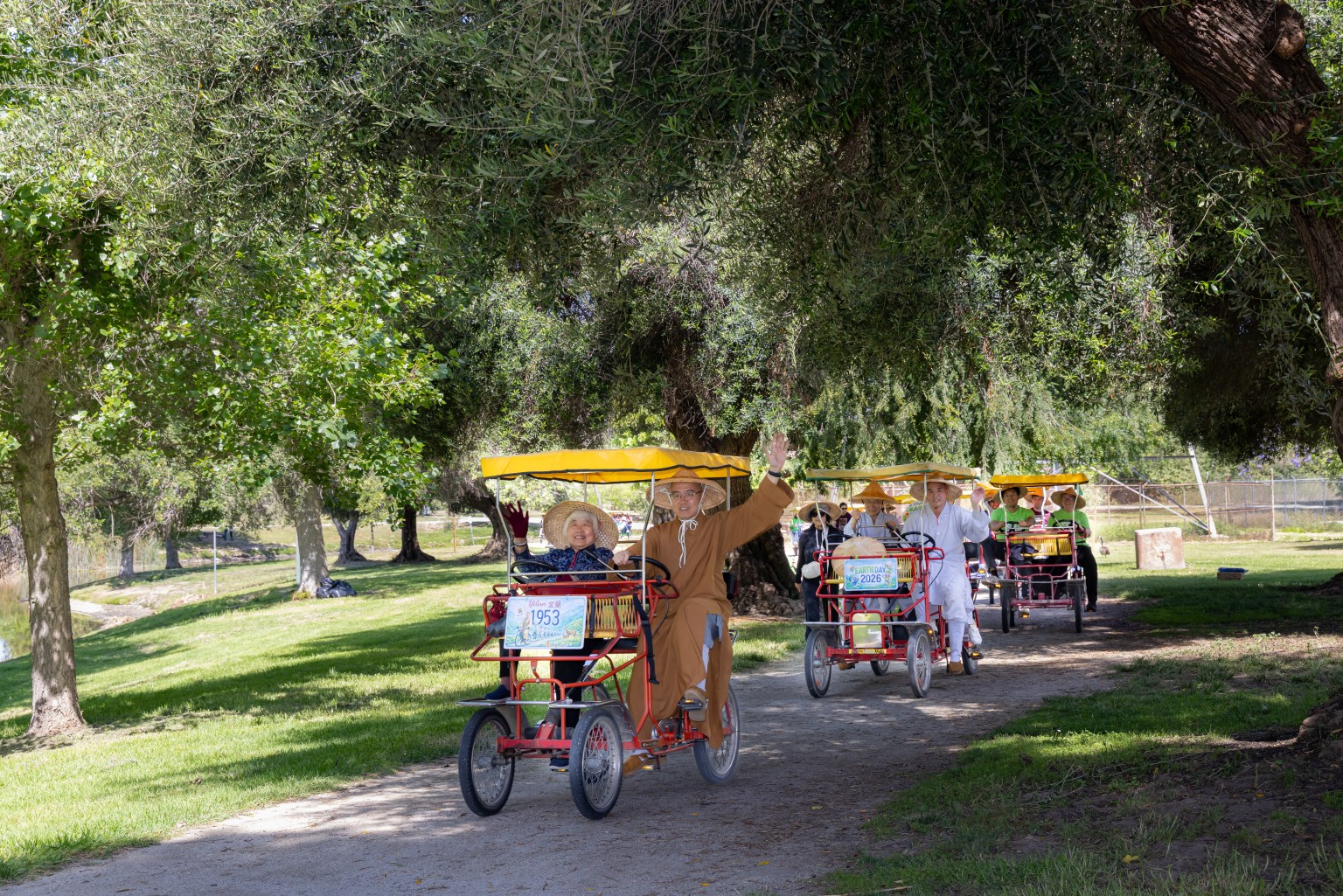 佛光山西來寺住持慧東法師與母親「東媽媽」領騎，人間佛教來了！（攝影：張志誠）