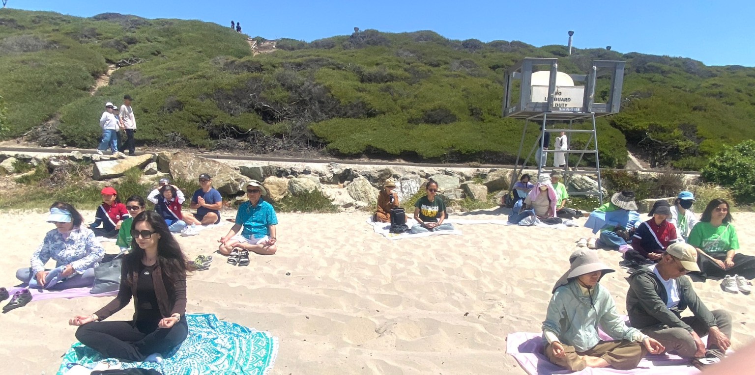 大家面海，禪修靜坐。在覺妙法師引導下，調身、調息、調心，專注呼吸，攝持正念，使身心與海浪節奏相應。