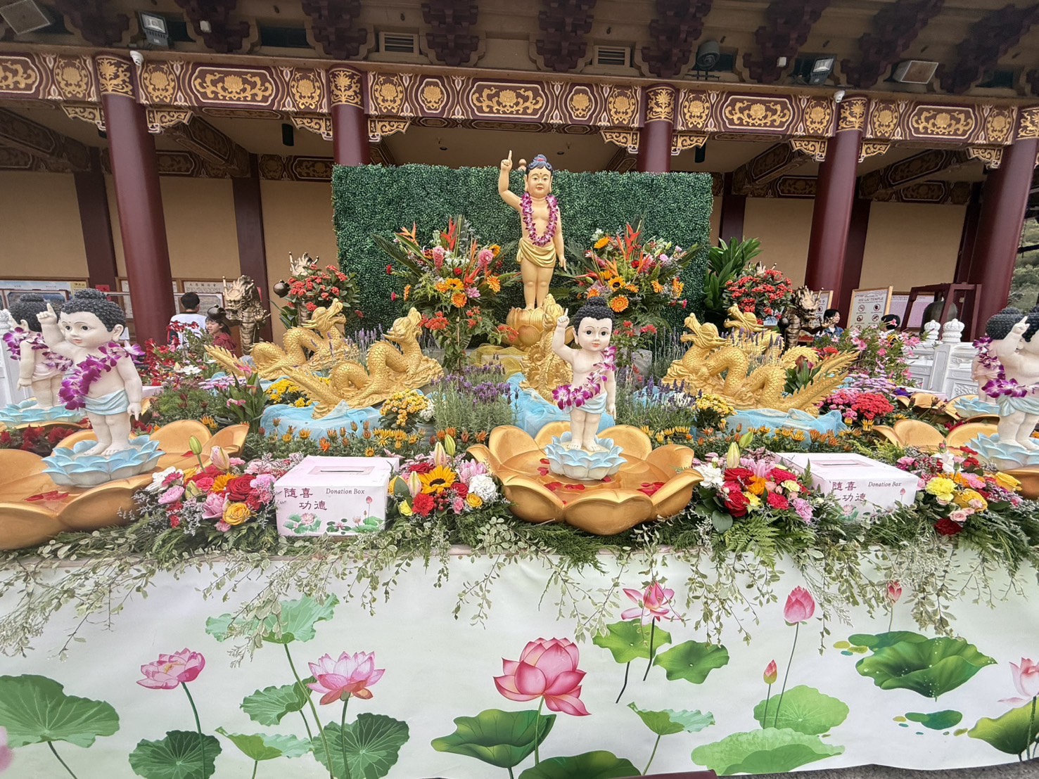 大殿前莊嚴的浴佛池