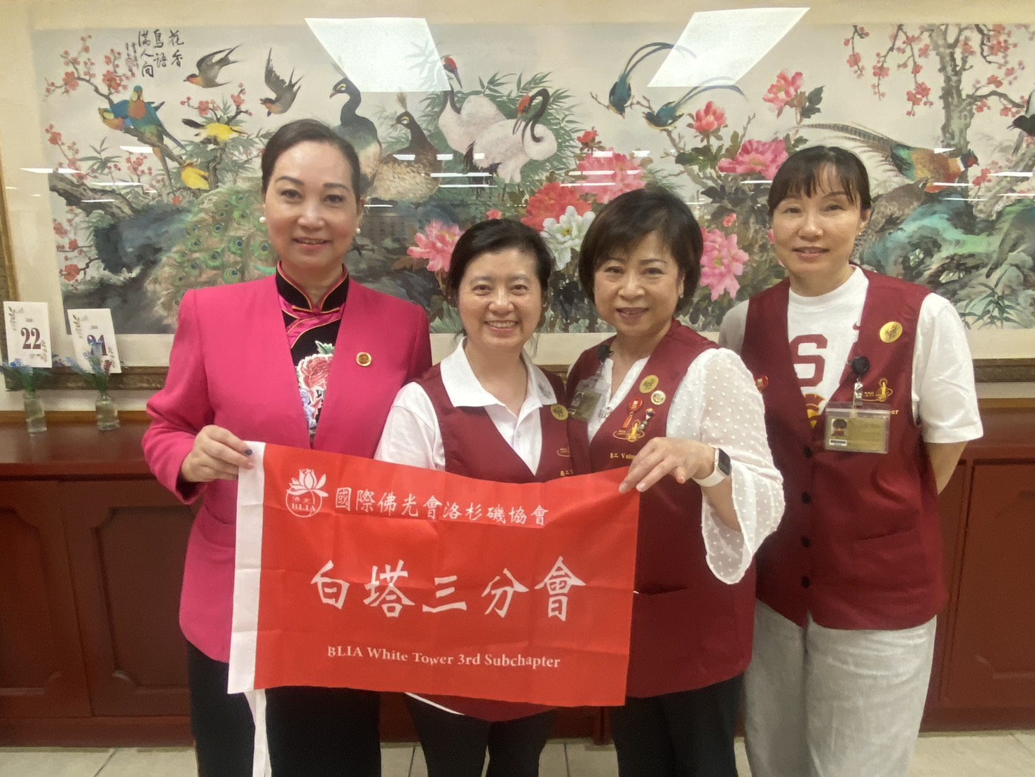 會員在義工感恩聯誼會合影（右一饒虹，右二陳春蘭，左一方麗娜）