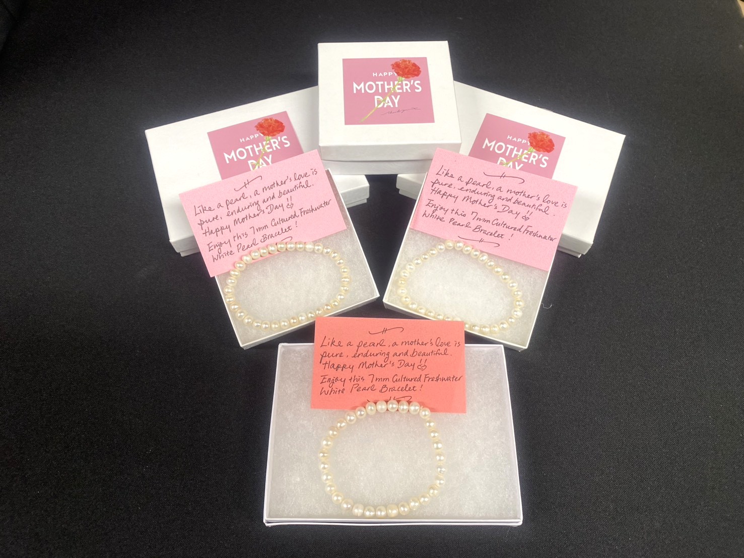 Winnie 親手製作的結緣品,並寫下祝福語:“Like a pearl, a mother’s love is pure, enduring and beautiful.”(像珍珠一般,母親的愛純淨、恆久而美麗)