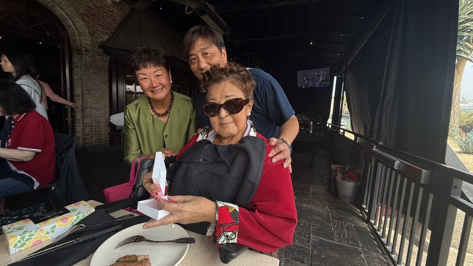 鍇森陪同母親一同參與活動,在陪伴與關懷之中實踐孝道,體現「以人為本」的人間佛教精神。親子之間的溫情互動,也正是佛法在人間最真實的展現。
