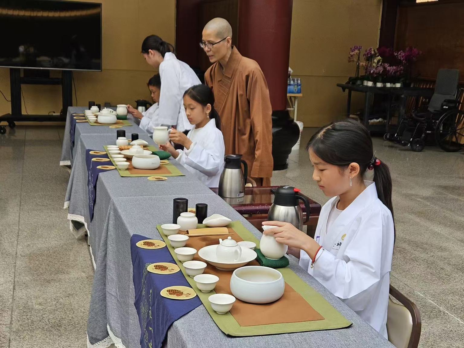 妙忠法師細心指導小茶師們奉茶禮儀