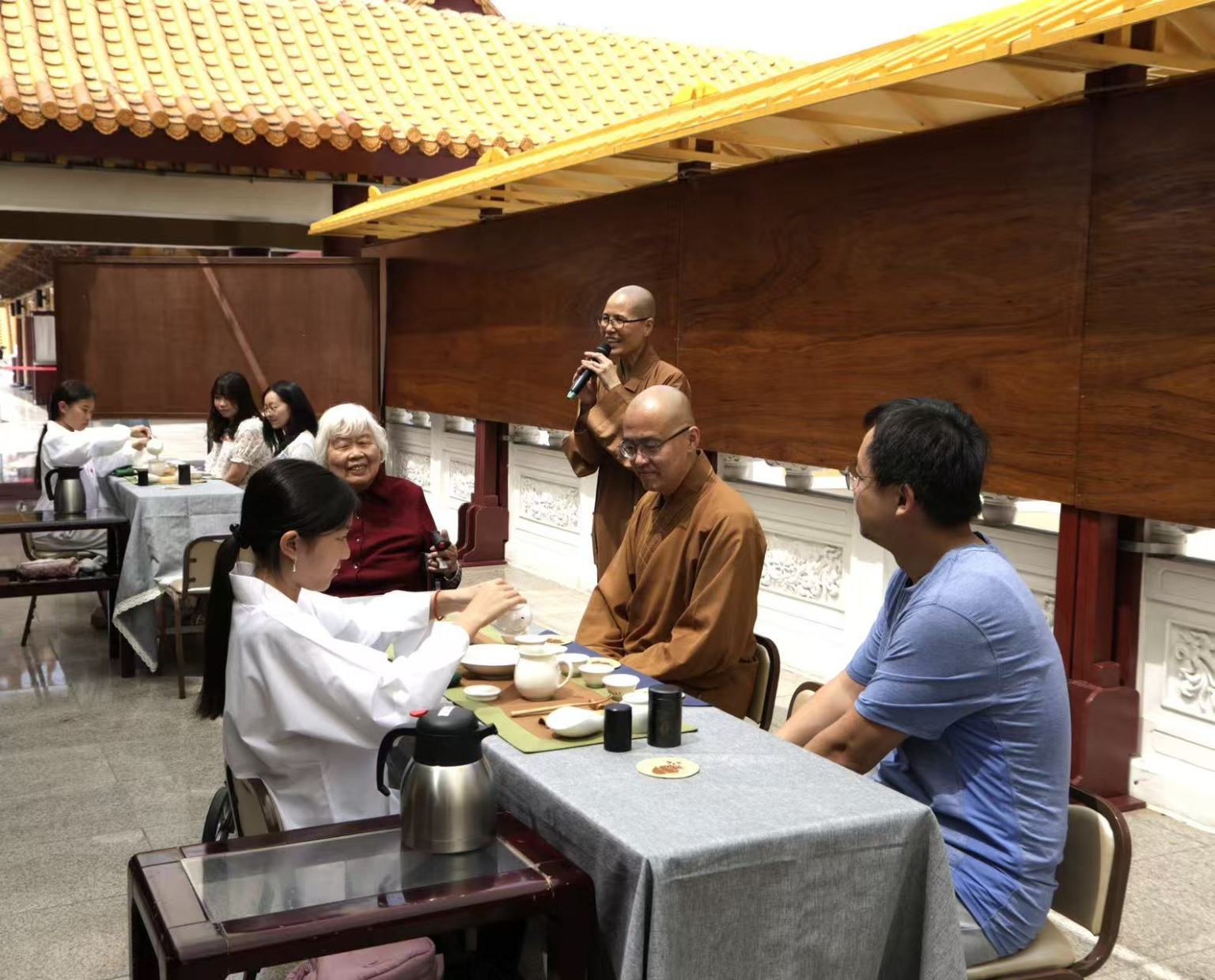 小茶師 Tina 為住持慧東法師及母親奉茶
