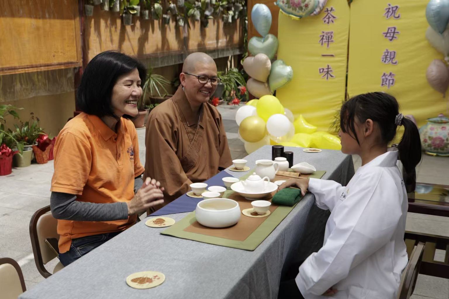 小茶師為國際佛光會洛杉磯協會 Echo 會長及當家如松法師奉茶