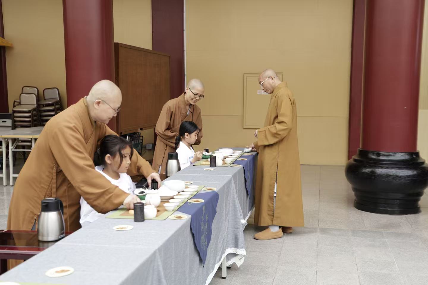法師們細心指導小茶師們奉茶禮儀
