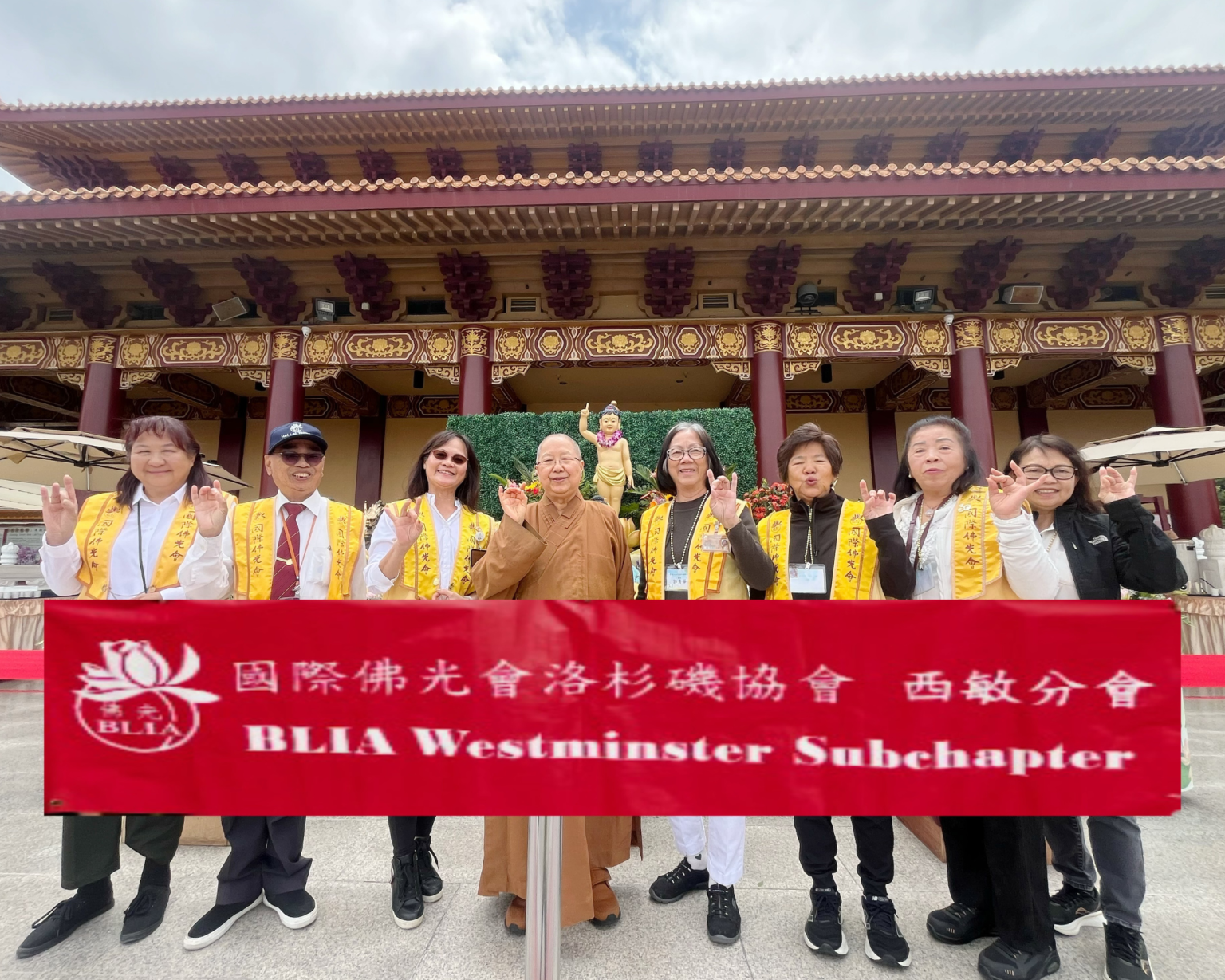 西敏分會會員與輔導法師妙西法師合影。