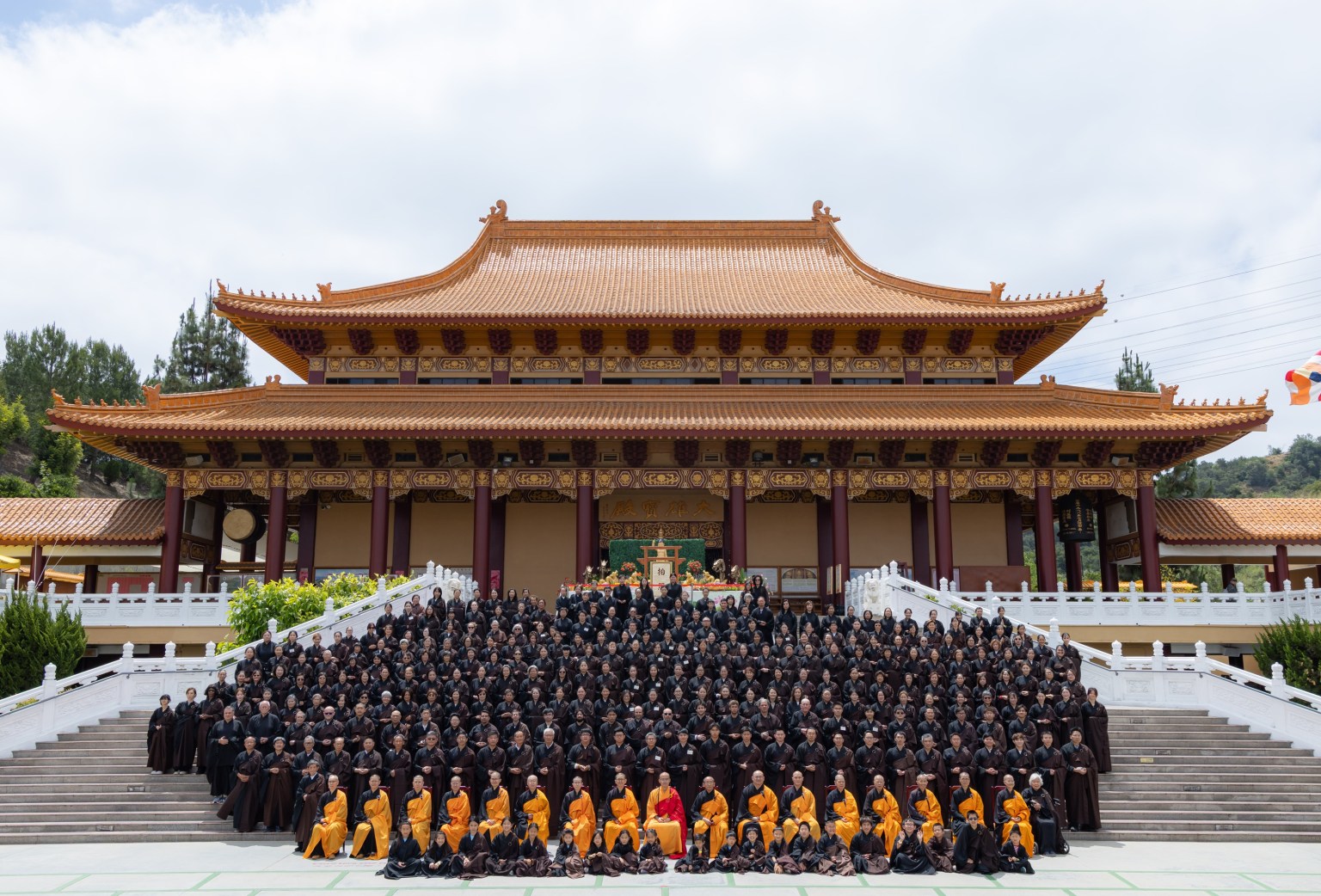 Hsi Lai Temple held the “Triple Gem Refuge and Five Precepts Ceremony with Bestowal of Dharma Nectar” on May 23, the eve of Buddha’s Birthday. Presided over by Abbot Venerable Huidong (center, second row), the ceremony welcomed more than 300 Chinese- and English-speaking devotees who vowed to take refuge in the Triple Gem.