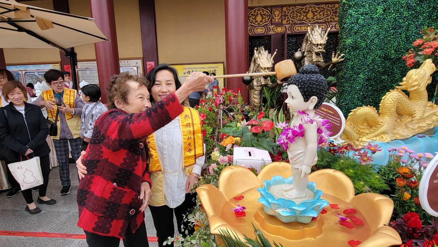 陳明珠師姊與母親一起浴佛