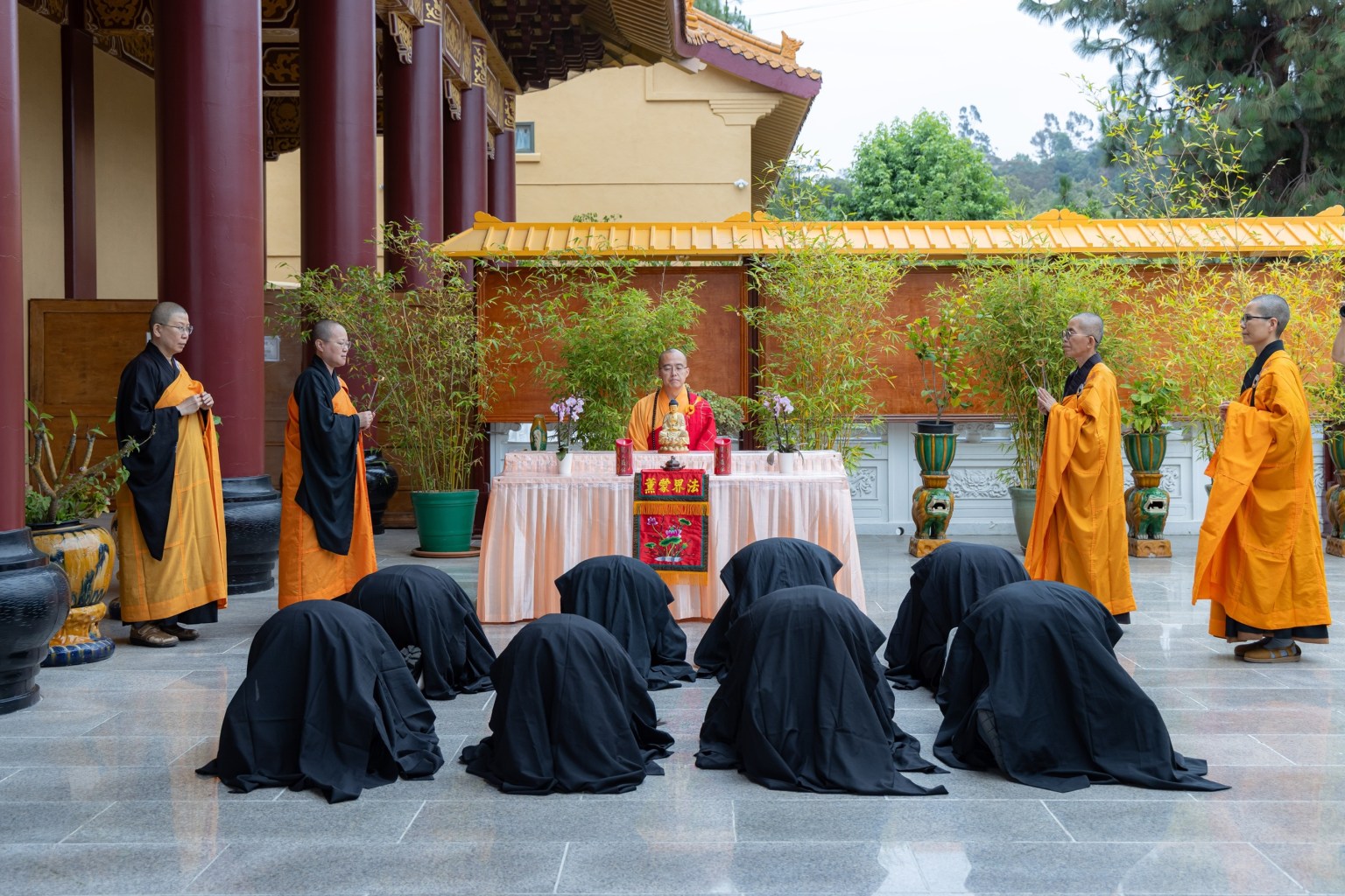 Eight Lead Participants, representing both male and female precept recipients, ceremonially welcomed Venerable Huidong to preside over the ceremony.