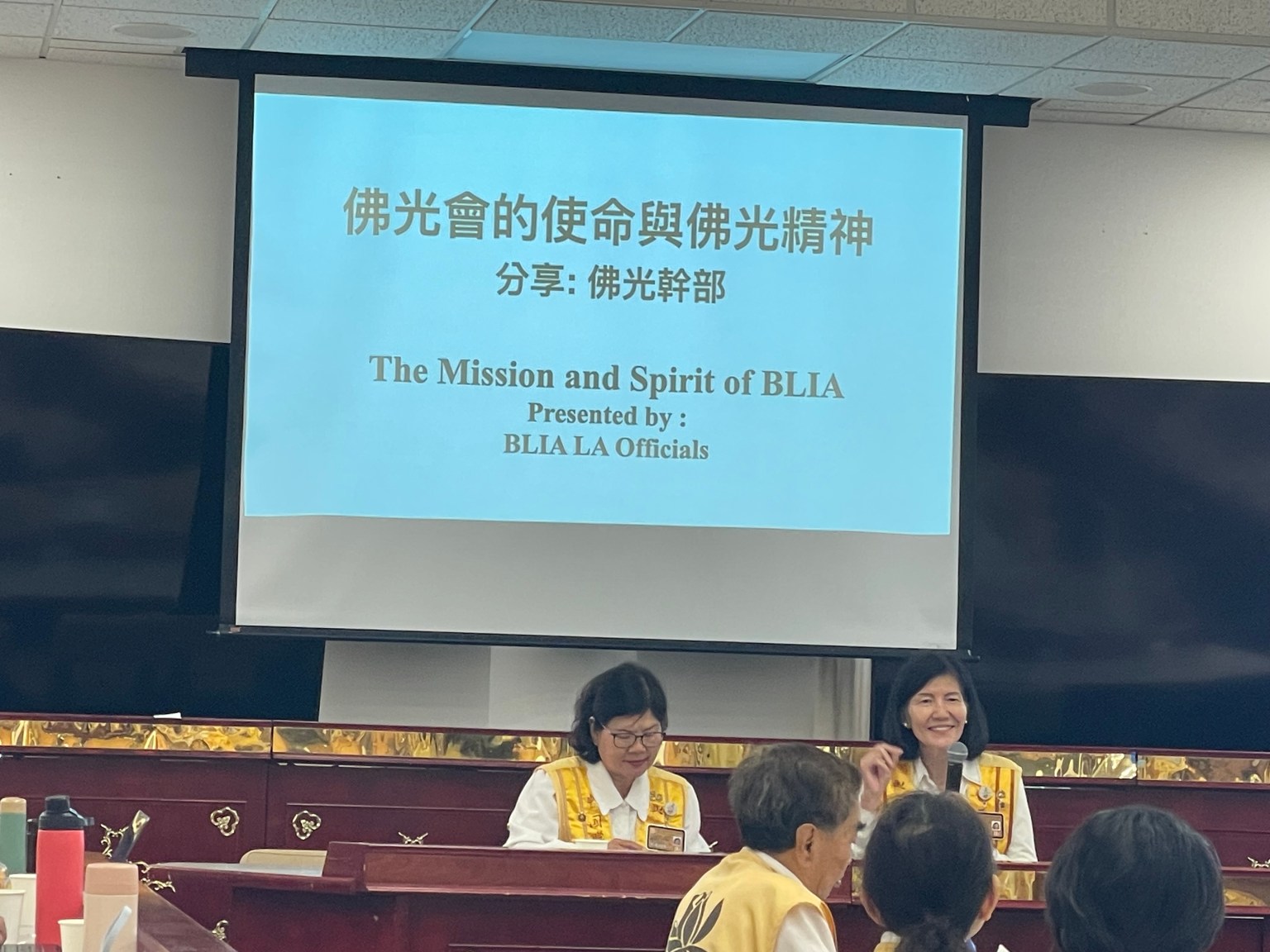 洛杉磯協會會長蔡月琴（左），督導長鄭宏麟（右），勉勵大家在承擔中「成人做事，做事成人」
