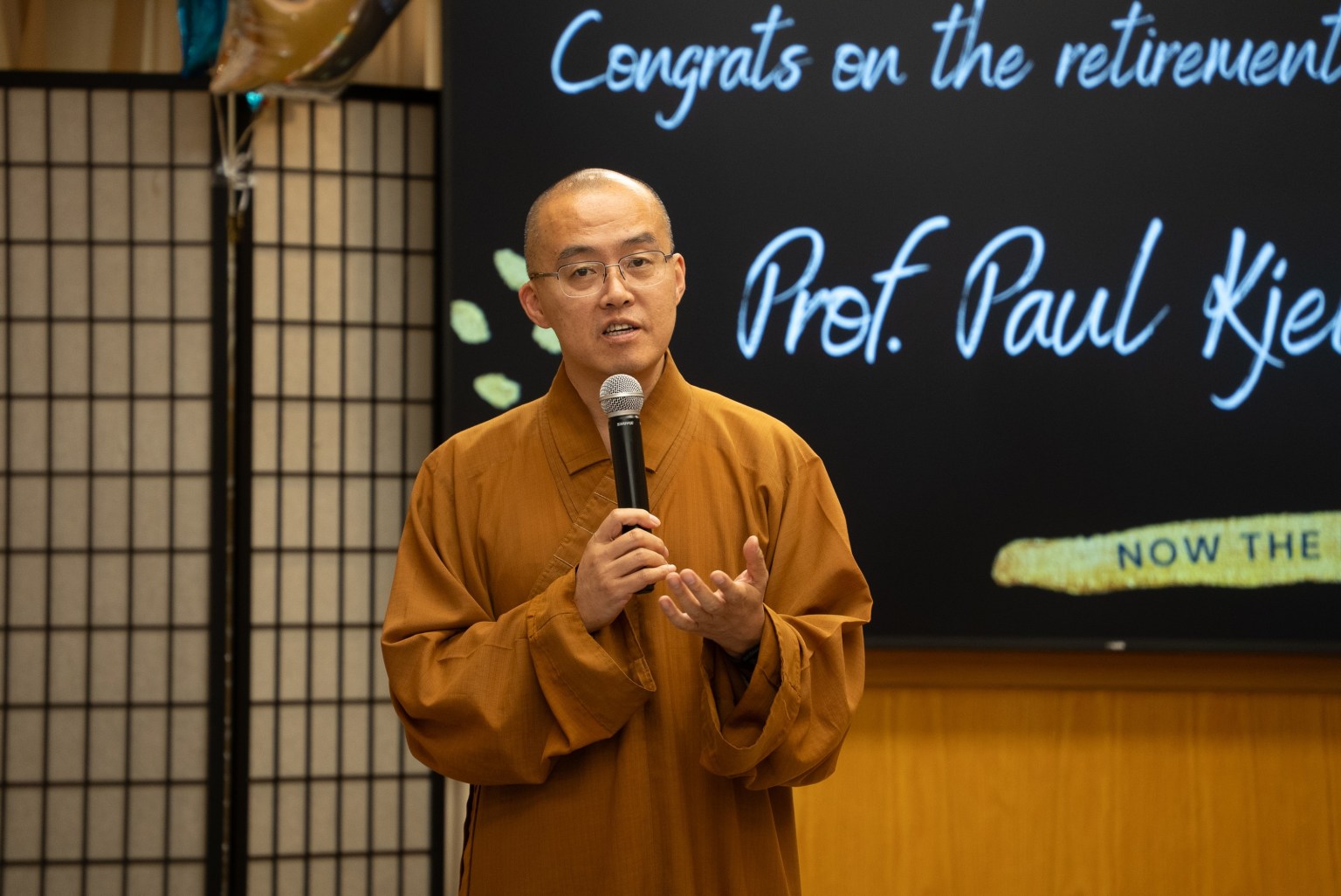 慧東法師致詞表示，西來大學創校初期設於西來寺期間，Dr. Paul Kjellberg 便開始授課， 至今已逾三十載，長期投入佛教教育與人才培育，貢獻良多。