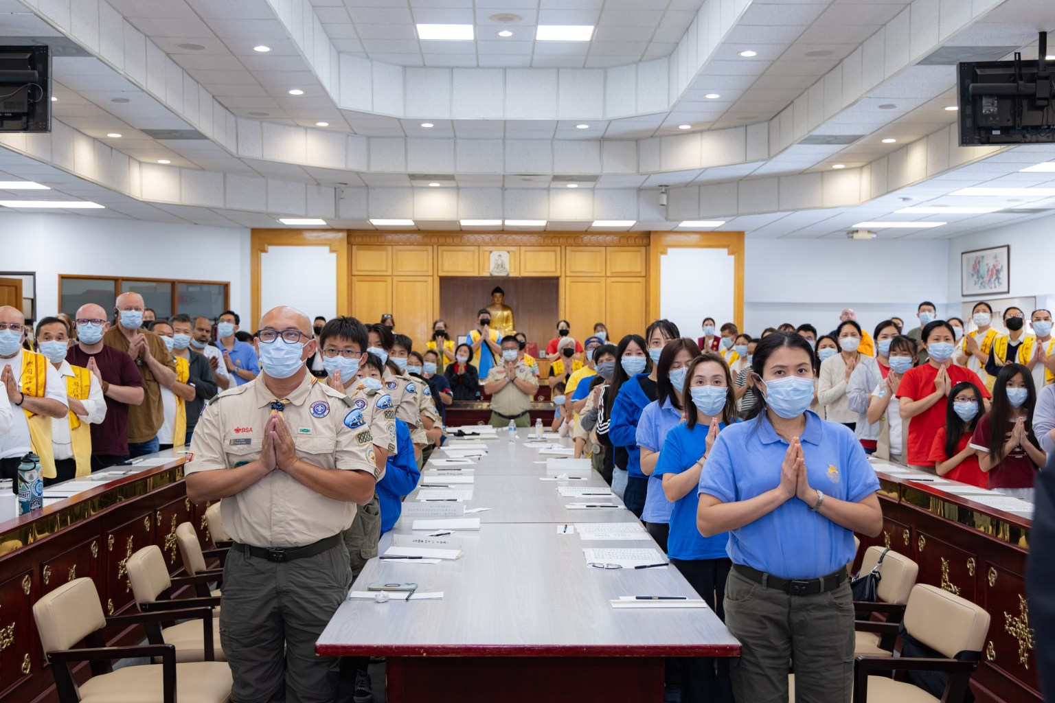 Members of the Hsi Lai Boy and Girl Scouts, the Hsi Lai Subchapter, and local community members gathered in the Conference Hall to participate in the sutra-transcription practice.