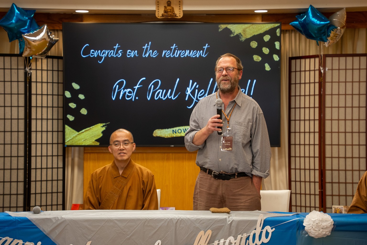 Dr. Kjellberg(右)致詞時表示，在友人鼓勵下開始於西來大學及西來寺教授佛學課程，這是一段因緣和合所成就的美好歷程，他內心充滿感謝與珍惜。