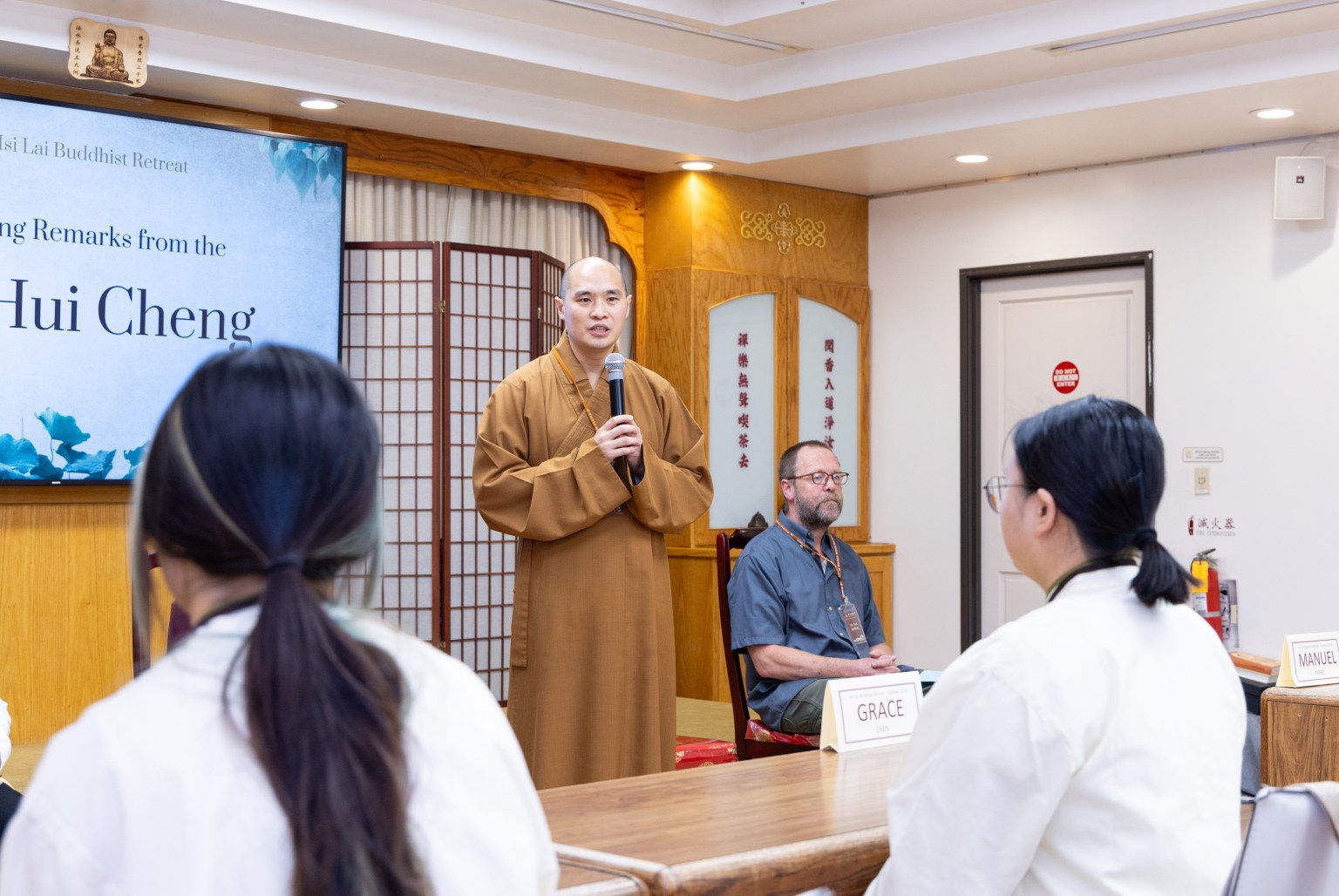 西來書院輔導法師慧澄法師致詞表示 ,西來寺秉持開山祖師星雲大師倡導的四大宗旨弘法利生,期盼學員透過西來書院,點燃內心智慧與覺悟之光。