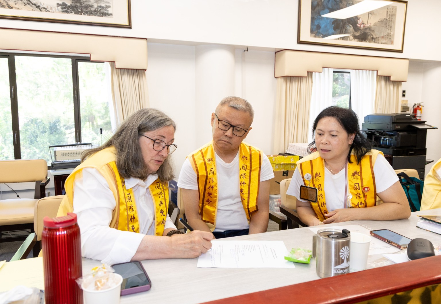 西來分會會長Lynette King(左)與幹部熱烈討論組別分享內容。