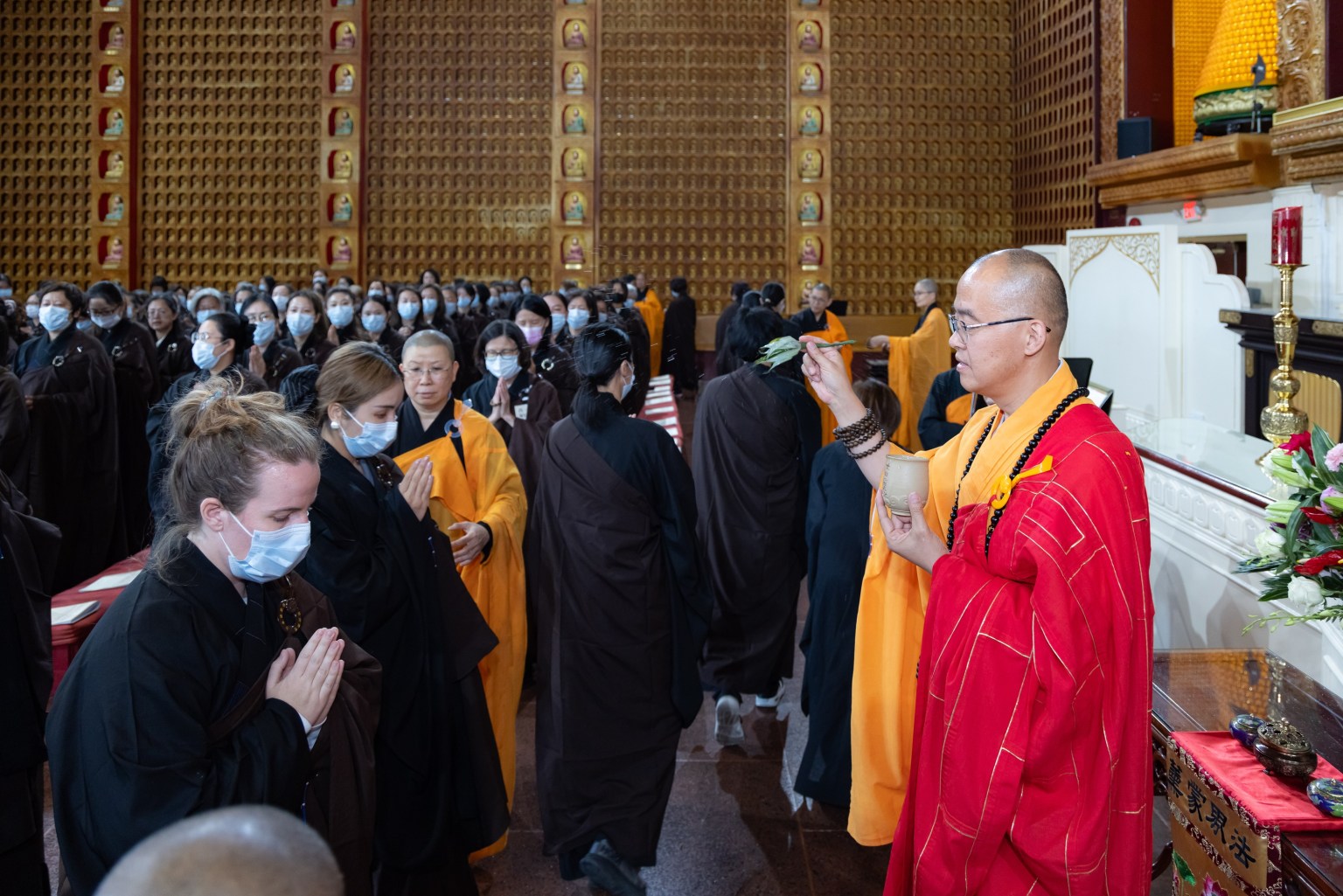Following the Triple Gem Refuge and Five Precepts Ceremony, Venerable Huidong bestowed the Dharma Nectar upon participants, symbolizing the compassion and wisdom of the Buddha dharma and bringing purity, peace, and illumination.