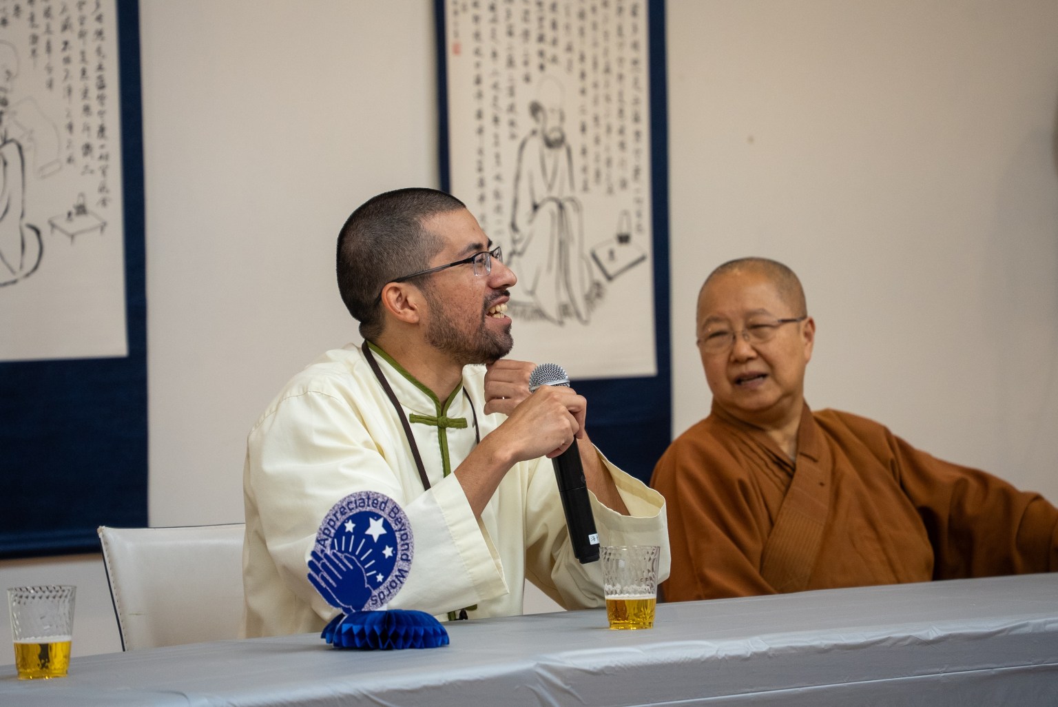 英文書院現任學員 Manuel Perez 分享， Dr. Kjellberg 以謙遜的教學態度，拉近師生之間的距離，並感謝其對大乘佛教的深入見解，讓他受益良多。
