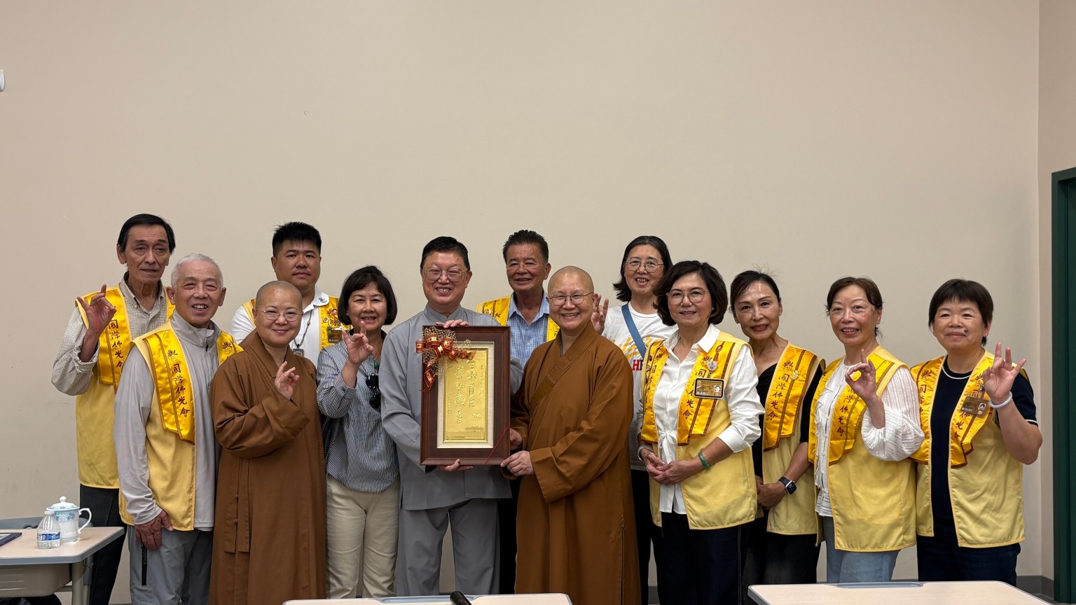 滿兆法師(右5)代表常住致贈佛光山開山祖師星雲大師墨寶，表達誠摯感謝。