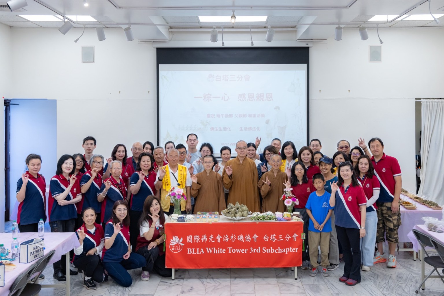 為弘揚中華傳統節慶文化,並實踐人間佛教「佛法生活化、生活佛法化」的精神,分會在二合堂舉辦「一粽一心 感恩親恩」活動, 大合影。
