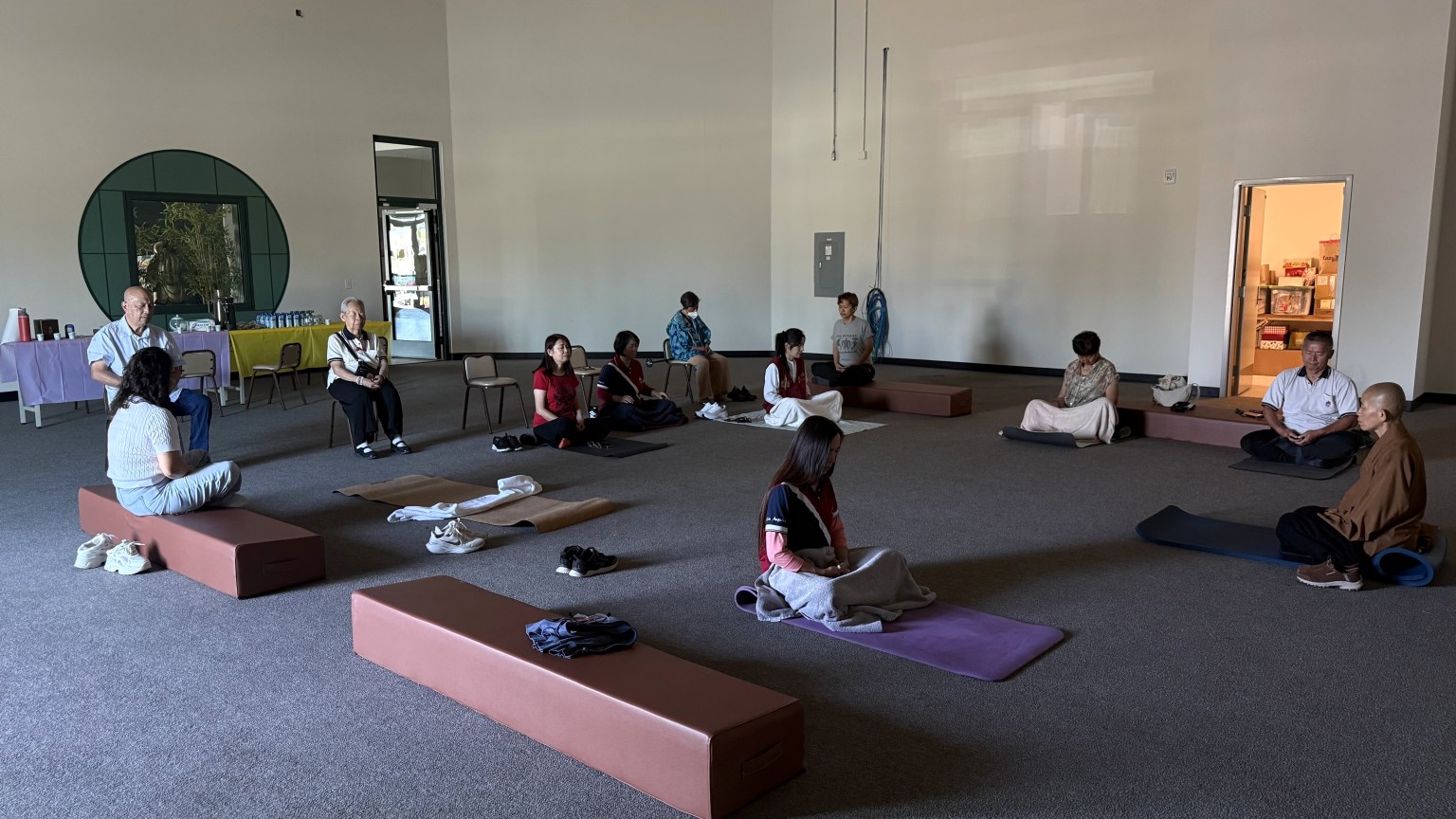 分會在文教館舉辦第二次「禪修體驗－學會放下」修持活動，共有12位學員參與。活動由輔導法師覺妙法師帶領，透過禪坐、放鬆練習及心得分享，引導大眾放下身心負擔，在寧靜中體驗內在的安定與自在。