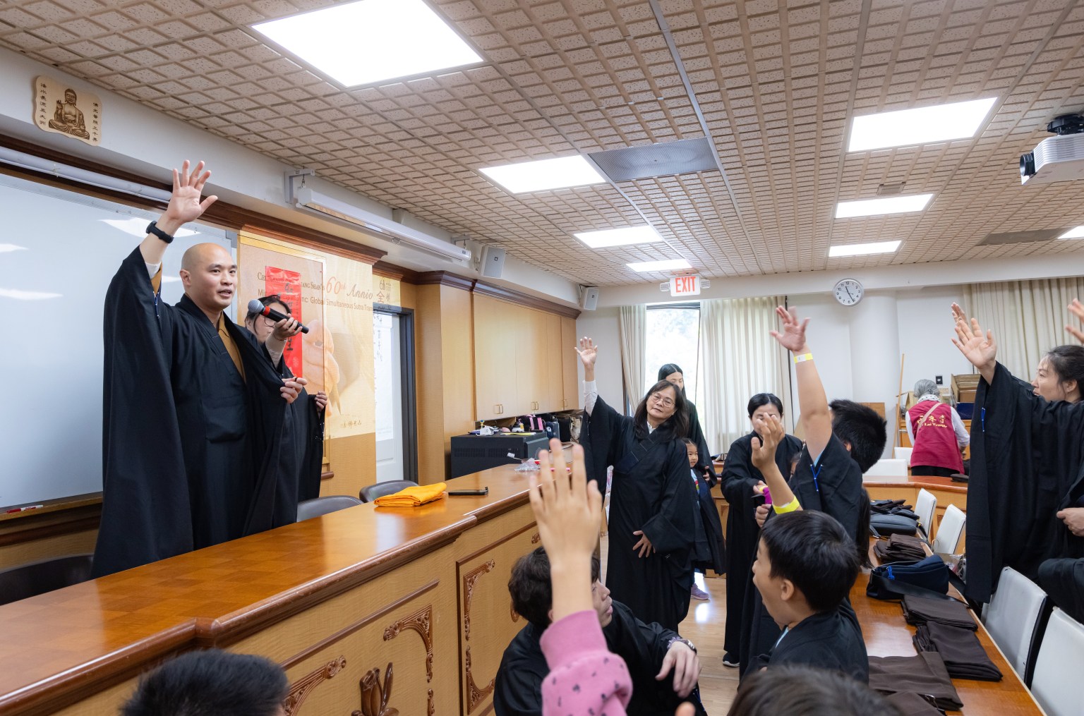 慧澄法師示範海青穿著儀軌，三好學園小朋友專注聆聽、認真學習，善的種子悄悄在心中萌芽