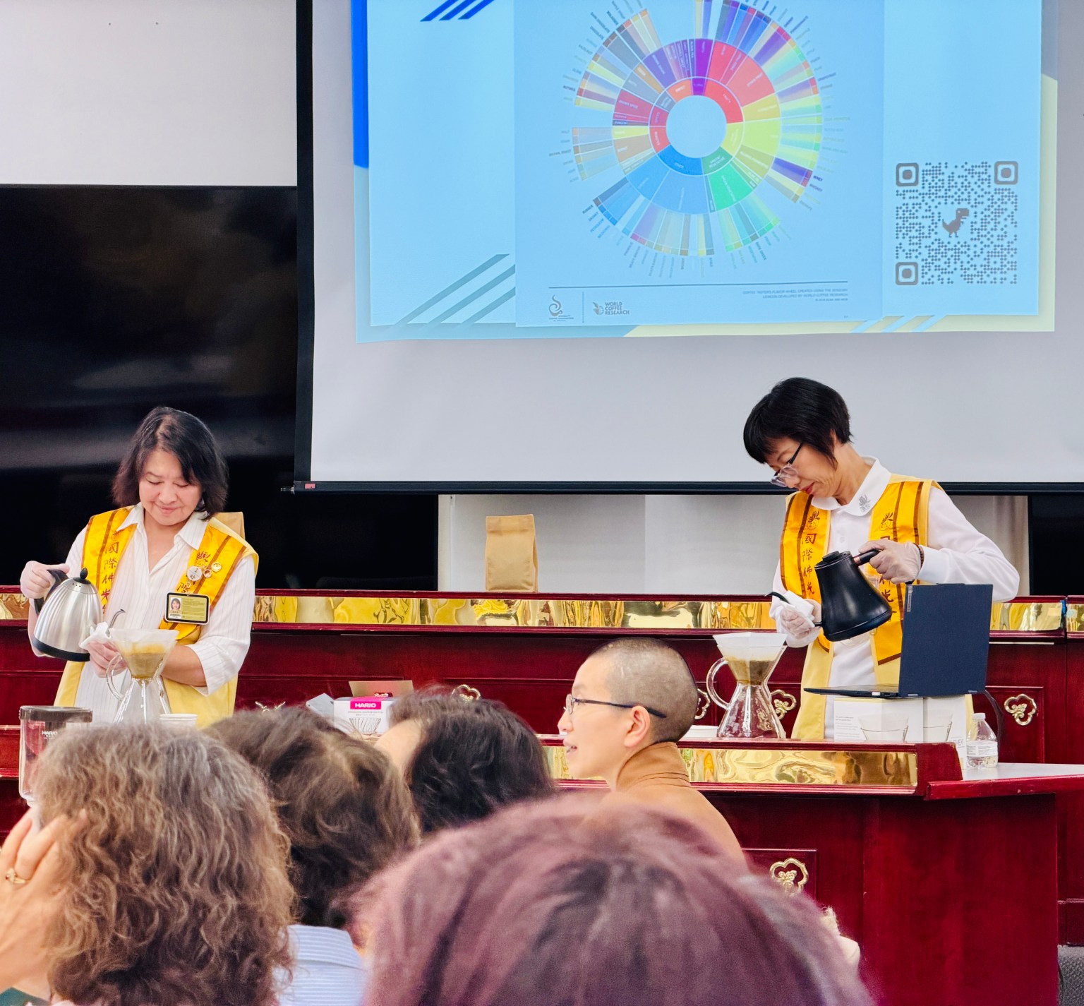喜瑞都分會會長黎珊雲（左）及會員戴小萍（右）擔任「咖啡禪行者」，專注手沖咖啡，展現咖啡禪的精神。
