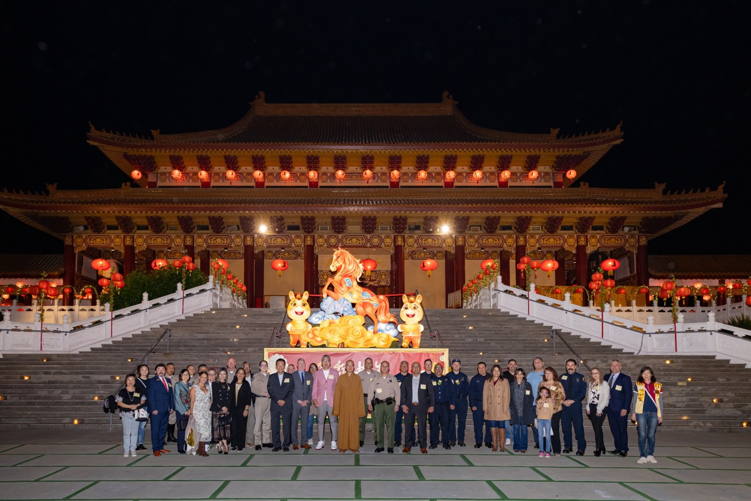 Hsi Lai Temple Abbot Venerable Huidong, BLIA Los Angeles Chapter President Echo Tsai (far right), and distinguished guests pose for a group photo.