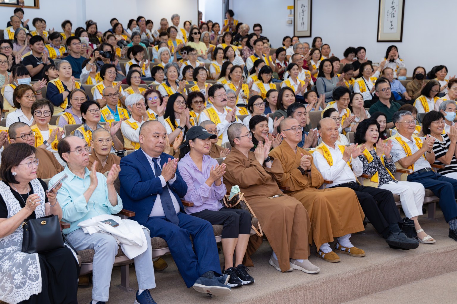 與會嘉賓有(首排左起)鑽石吧市前市長張文彬伉儷、星雲大師外甥劉龍珠律師伉儷、南美總住持妙佑法師、西來寺住持慧東法師、世界總會財務長陳居、范妍梅伉儷、IBEF 執行董事王家培、許月琴伉儷等
