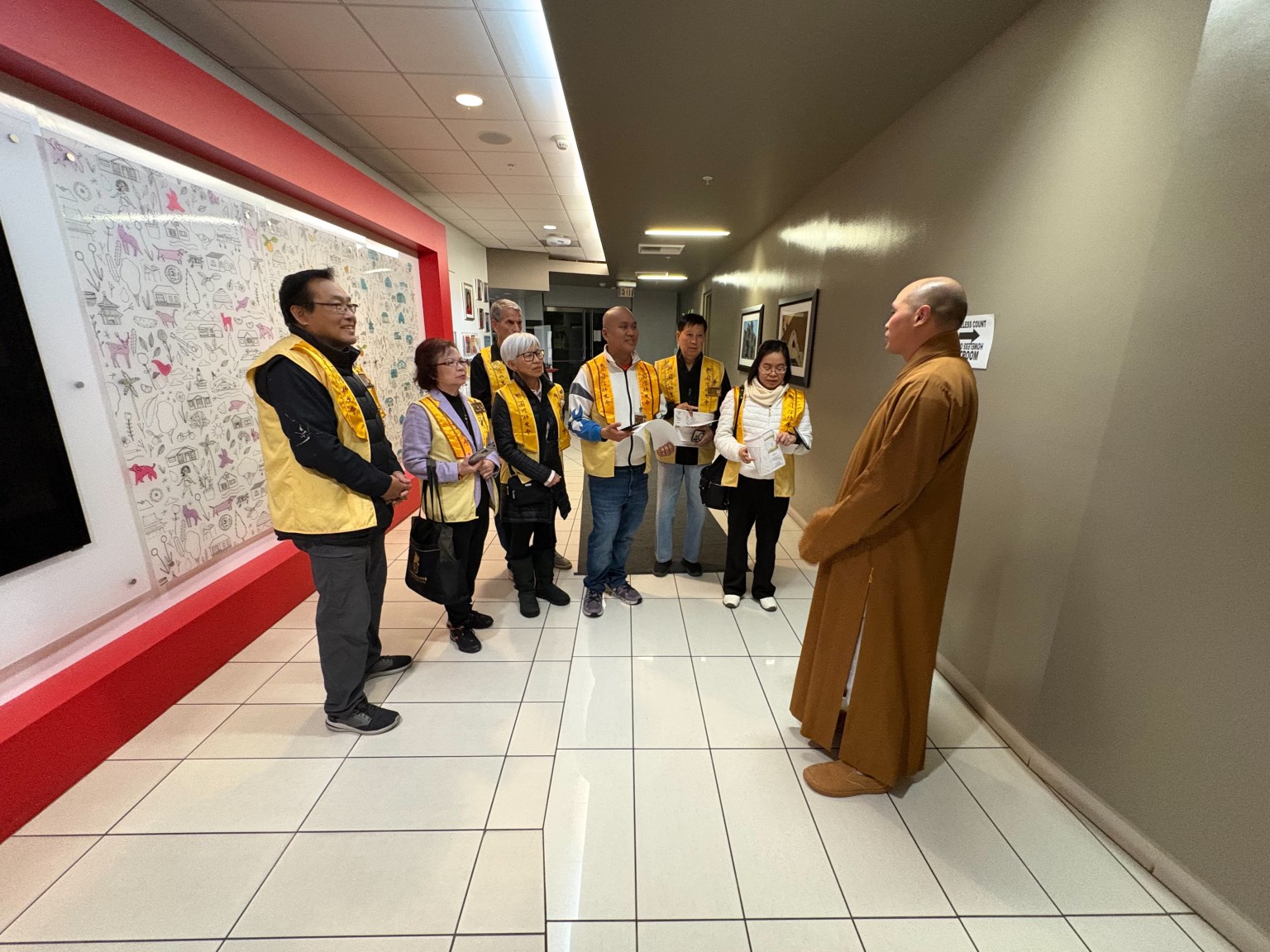 Venerable Huicheng (right) expresses gratitude to BLIA members for transforming compassion into action through their participation in the Homeless Count, commending their dedication and service.