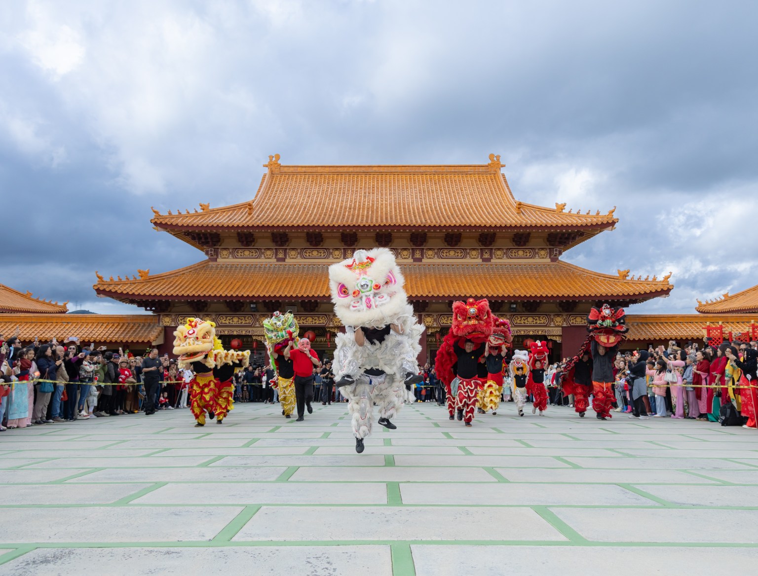 The cultural performances began in the Courtyard, the Northern Shaolin Martial Arts Team presenting an energetic and festive lion dance.
