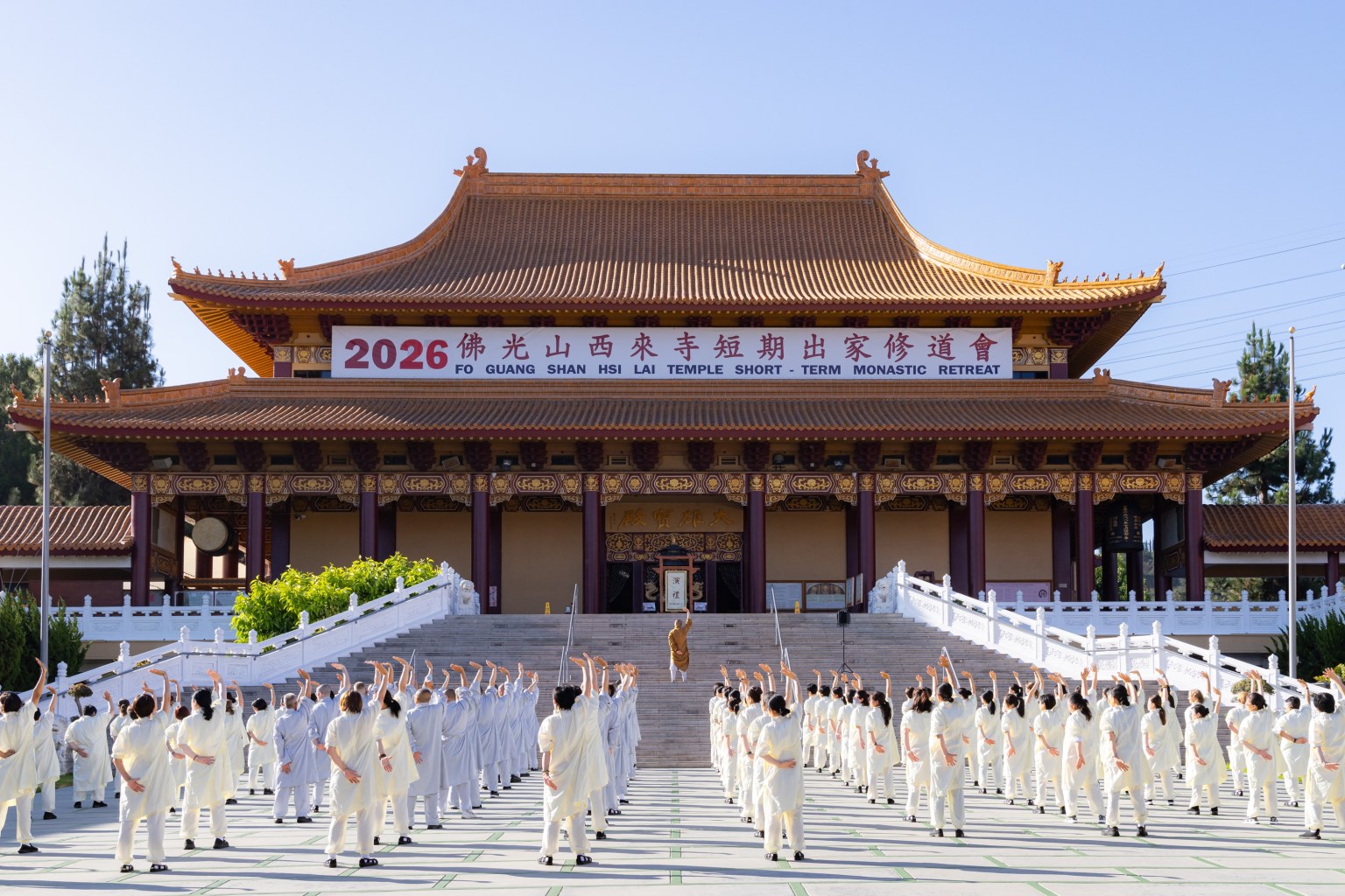 早齋後,糾察慧軒法師帶領戒子於成佛大道進行動中禪。