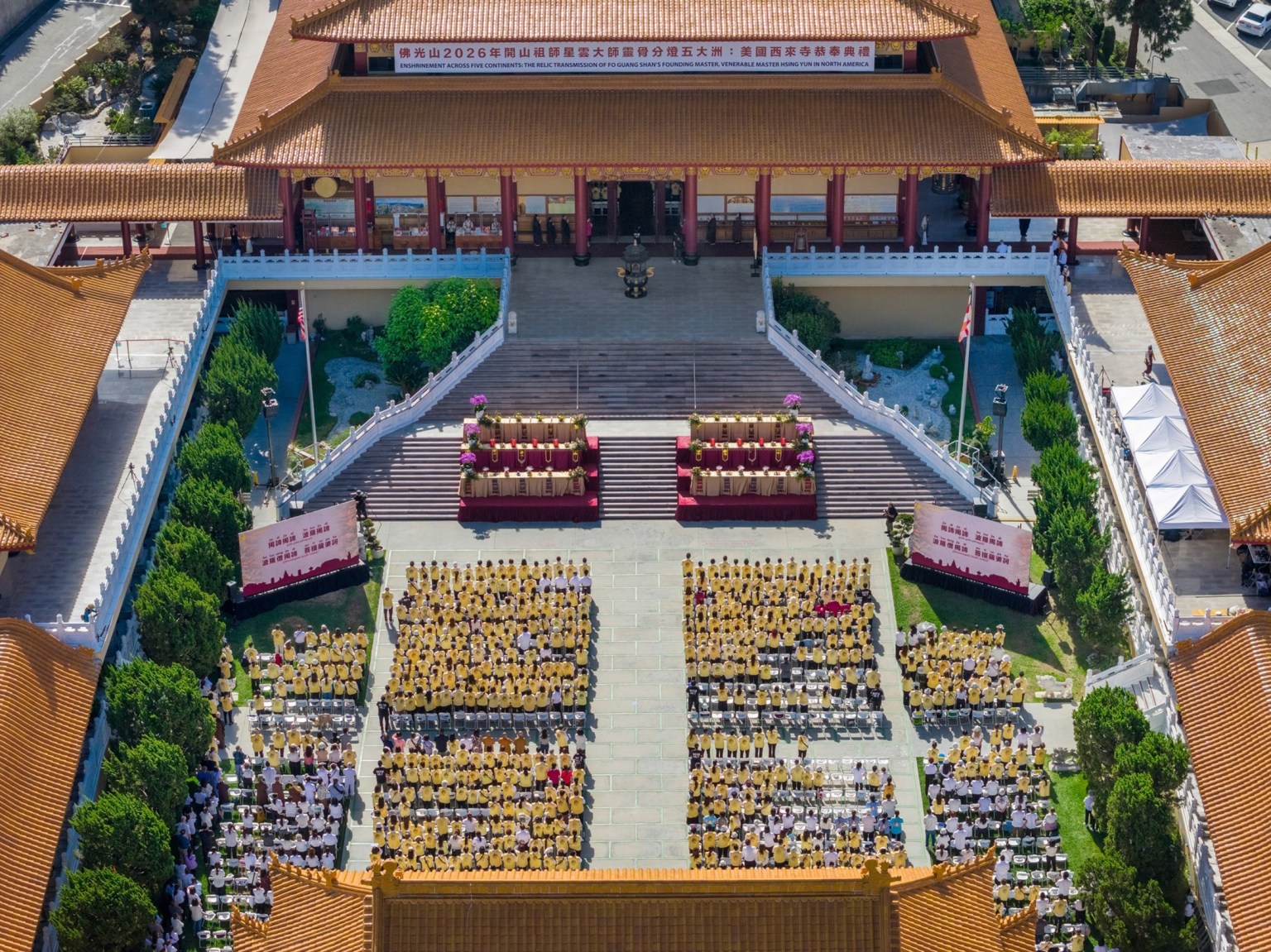 Representatives from 30 Fo Guang Shan temples, 26 BLIA chapters, and more than 2,000 devotees gather throughout the Main Shrine and the Path to Buddhahood in a solemn and magnificent welcome ceremony.